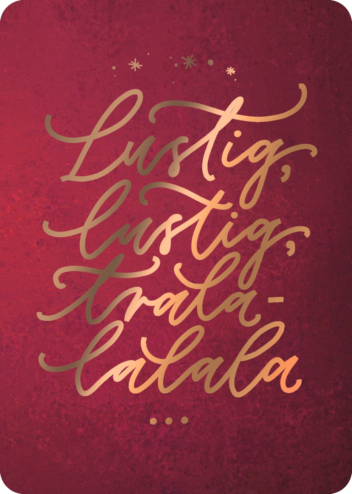 Gezeigt wird eine Innen- oder Zusatzansicht von „Schnee ist auch nur Konfetti aus den Wolken“. Die Gestaltung zeigt eine rustikale, rot-violette Hintergrundfarbe mit einer texturierten Oberfläche. Zentral ist der handschriftliche, goldene Schriftzug „Lustig, lustig, tralala-lalala“, der mit geschwungenen Buchstaben die fröhliche Stimmung unterstreicht. Die Typografie ist verspielt und elegant, ergänzt durch kleine, goldene Sterne, die für zusätzlichen Glanz sorgen.