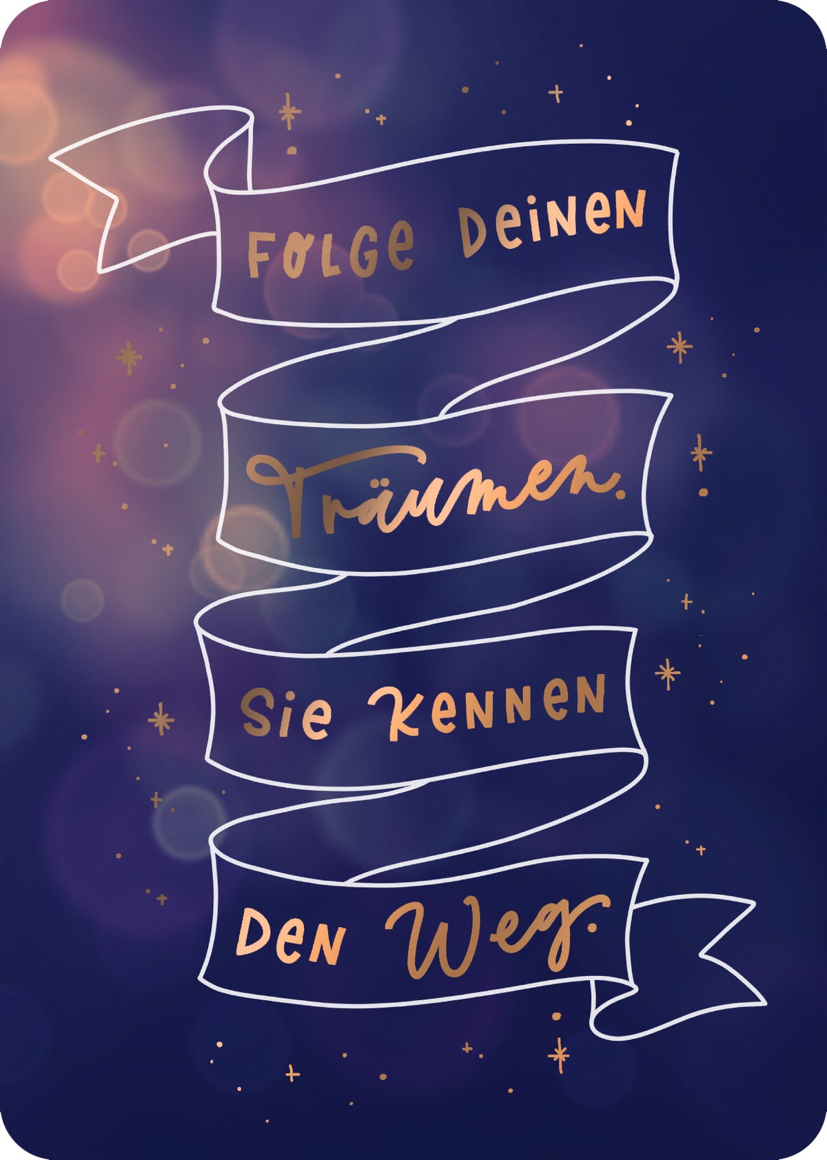 Gezeigt wird eine Innen- oder Zusatzansicht von „Schnee ist auch nur Konfetti aus den Wolken“. Die Ansicht zeigt einen tiefblauen Hintergrund, auf dem sich schwungvolle, geschwungene Bänder abheben. Die Bänder tragen in verschiedenen Schriftgrößen die goldenen Schriftzüge: „Folge deinen Träumen. Sie kennen den Weg.“. Der Kontrast zwischen der eleganten Typografie und dem dunklen Hintergrund erzeugt eine einladende, träumerische Atmosphäre. Sternenfunkeln akzentuiert das Design.