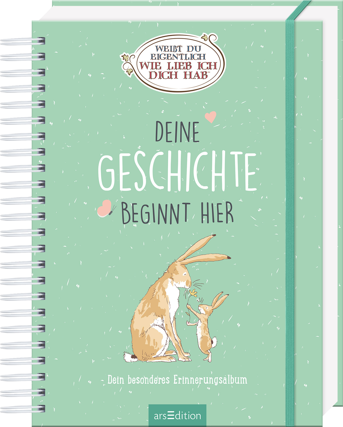 Das Buchcover zeigt eine sanfte mintgrüne Hintergrundfarbe mit luftigen, weißen Punkten. Im oberen Bereich befindet sich ein ovales, weißes Emblem mit dem Titel „WEIST DU EIGENTLICH WIE LIEB ICH DICH HAB“ in verspielter Schrift. Darunter steht in großen, weißen Buchstaben „DEINE GESCHICHTE BEGINT HIER“. Zwei niedliche Hasenillustrationen, ein größerer Hase und ein kleinerer, sitzen in der Mitte. Am unteren Rand des Covers ist der Untertitel „Dein besonderes Erinnerungsalbum“...