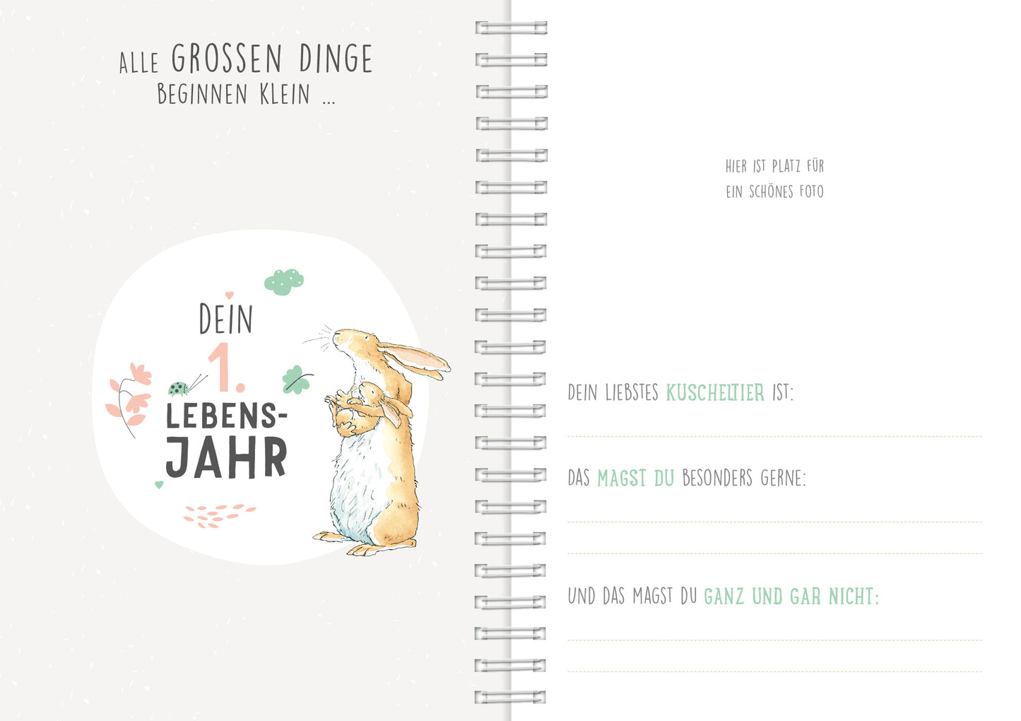Gezeigt wird eine Innen- oder Zusatzansicht von „Weißt du eigentlich, wie lieb ich dich hab?“. Die Seite ist in sanften Pastellfarben gehalten, mit einem großen, runden Bereich, der „DEIN 1. LEBENS-JAHR“ in schwarzer, fetter Typografie zeigt. Daneben steht ein verspielter, handgezeichneter Hase. Darüber prangt der Schriftzug „ALLE GROSSEN DINGE BEGINNEN KLEIN...“. Auf der gegenüberliegenden Seite sind Platzhalter für persönliche Notizen in hellgrüner Schrift.
