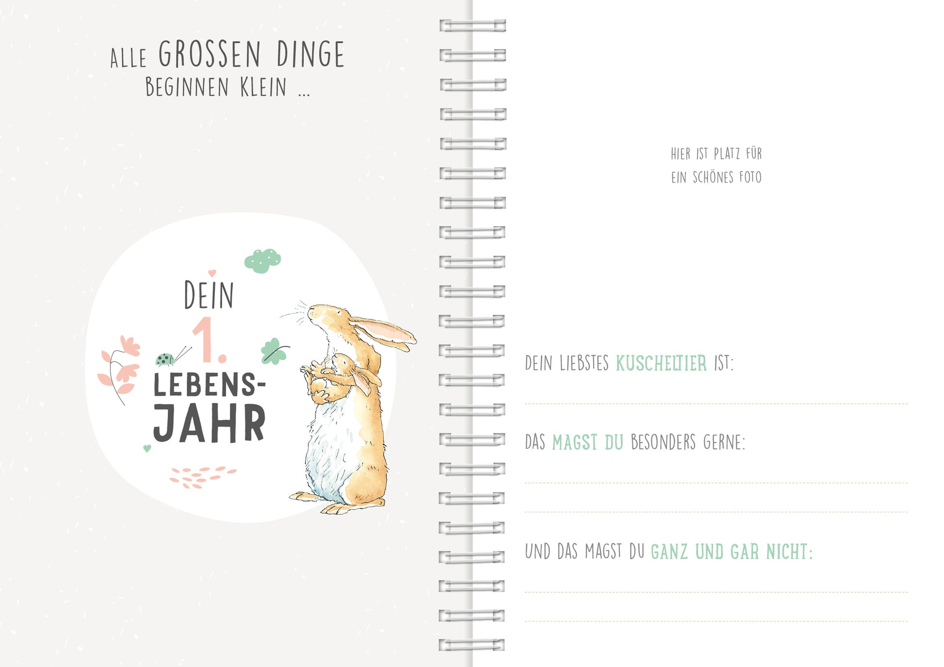 Gezeigt wird eine Innen- oder Zusatzansicht von „Weißt du eigentlich, wie lieb ich dich hab?“. Die Seite ist in sanften Pastellfarben gehalten, mit einem großen, runden Bereich, der „DEIN 1. LEBENS-JAHR“ in schwarzer, fetter Typografie zeigt. Daneben steht ein verspielter, handgezeichneter Hase. Darüber prangt der Schriftzug „ALLE GROSSEN DINGE BEGINNEN KLEIN...“. Auf der gegenüberliegenden Seite sind Platzhalter für persönliche Notizen in hellgrüner Schrift.
