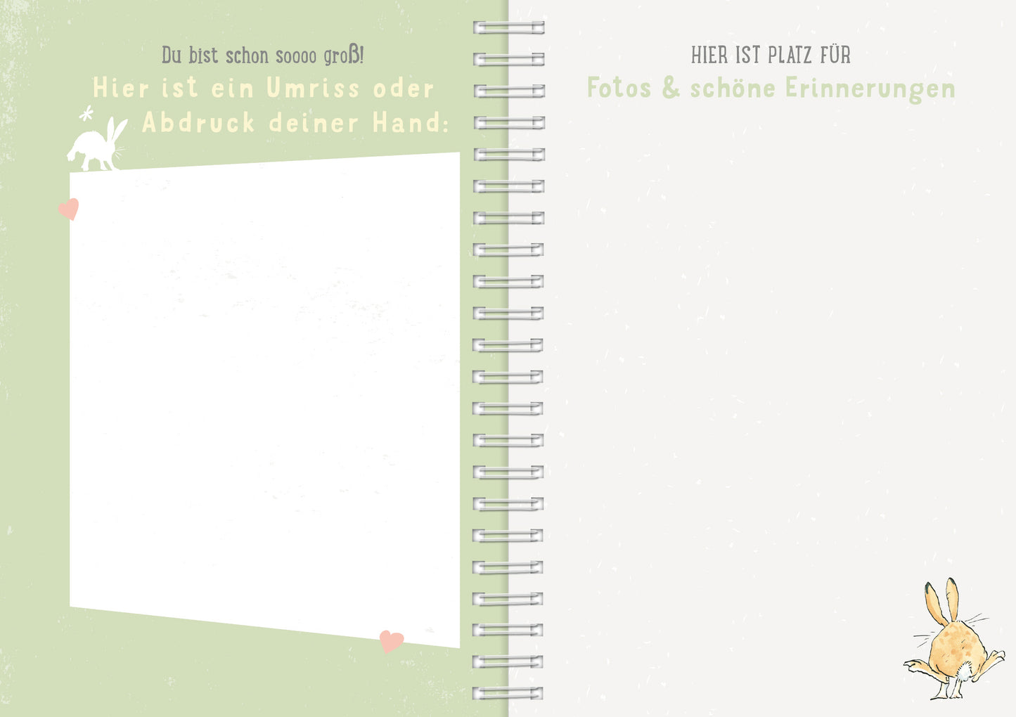 Gezeigt wird eine Innenansicht von „Weißt du eigentlich, wie lieb ich dich hab?“. Die Seite ist in sanften Grüntönen gehalten, auf der linken Seite befindet sich ein großer, leerer Bereich für Handabdrücke oder Zeichnungen, umgeben von einem kleinen, herzförmigen Element. Die rechte Seite ist beschriftet mit „HIER IST PLATZ FÜR Fotos & schöne Erinnerungen“ in klarer, verspielter Schrift. Ein niedlicher, cartoonhaft dargestellter Hase ist in der unteren Ecke der rechten...