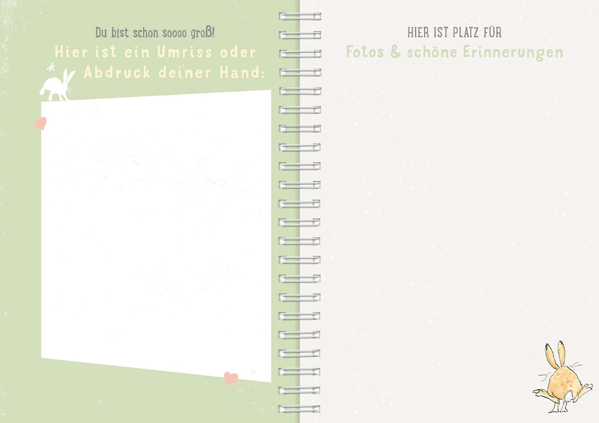 Gezeigt wird eine Innenansicht von „Weißt du eigentlich, wie lieb ich dich hab?“. Die Seite ist in sanften Grüntönen gehalten, auf der linken Seite befindet sich ein großer, leerer Bereich für Handabdrücke oder Zeichnungen, umgeben von einem kleinen, herzförmigen Element. Die rechte Seite ist beschriftet mit „HIER IST PLATZ FÜR Fotos & schöne Erinnerungen“ in klarer, verspielter Schrift. Ein niedlicher, cartoonhaft dargestellter Hase ist in der unteren Ecke der rechten...