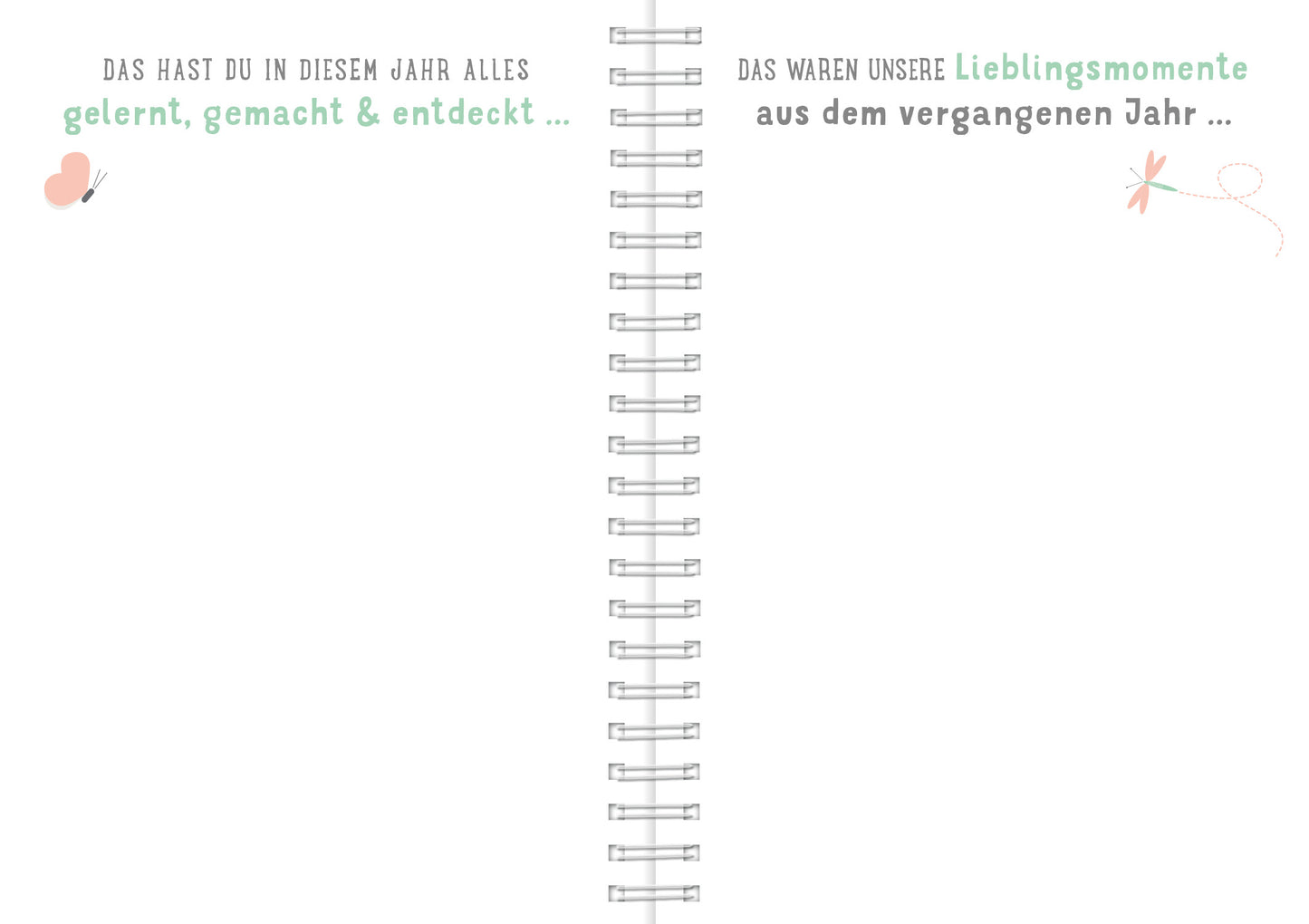 Gezeigt wird eine Innenansicht von „Weißt du eigentlich, wie lieb ich dich hab?“. Die Doppelseite präsentiert zwei Abschnitte, in sanften Pastellfarben gehalten. Links steht der Text „DAS HAST DU IN DIESEN JAHR ALLES gelernt, gemacht & entdeckt …“ in einer modernen, grünen Typografie. Rechts steht „DAS WAREN UNSERE Lieblingsmomente aus dem vergangenen Jahr …“ in einer ebenfalls modernen, aber dunkleren Schrift. Feine grafische Elemente, wie ein kleiner Schmetterling und...