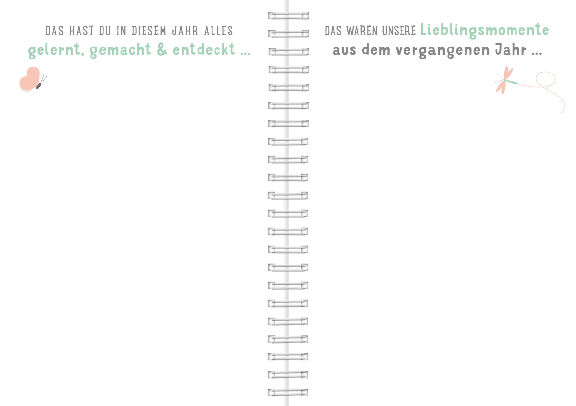 Gezeigt wird eine Innenansicht von „Weißt du eigentlich, wie lieb ich dich hab?“. Die Doppelseite präsentiert zwei Abschnitte, in sanften Pastellfarben gehalten. Links steht der Text „DAS HAST DU IN DIESEN JAHR ALLES gelernt, gemacht & entdeckt …“ in einer modernen, grünen Typografie. Rechts steht „DAS WAREN UNSERE Lieblingsmomente aus dem vergangenen Jahr …“ in einer ebenfalls modernen, aber dunkleren Schrift. Feine grafische Elemente, wie ein kleiner Schmetterling und...