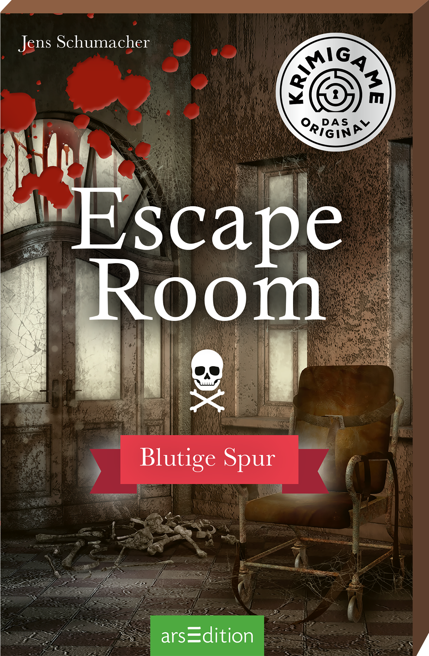 Das Buchcover zeigt eine düstere, verlassene Szenerie mit blutroten Farbklecksen, die auf die Dramatik der Geschichte hinweisen. In der Mitte steht der Titel „Escape Room“ in großer, weißer Schrift, während darunter der Untertitel „Blutige Spur“ auf einem roten Banner platziert ist. Eine Totenkopf-Grafik verstärkt die Spannung. Oben links ist der Urhebername „Jens Schumacher“ angegeben. In der oberen rechten Ecke befindet sich der Hinweis „KRIMIGAME - DAS ORIGINAL“. Ganz...