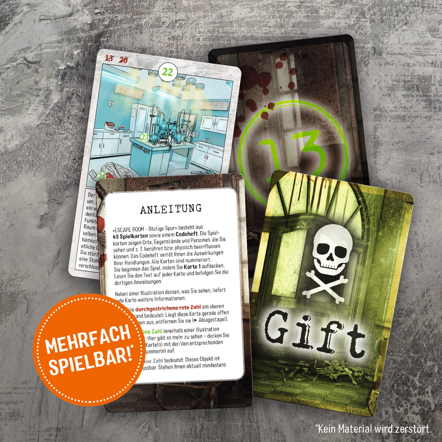 Gezeigt wird eine Innen- oder Zusatzansicht von „Escape Room. Blutige Spur“. Auf dem Bild sind mehrere Karten sichtbar, die vor einem grauen Hintergrund angeordnet sind. Eine Karte zeigt eine zweidimensionale Illustration eines Labors in blassen Farben. Eine weitere Karte mit der Aufschrift „Anleitung“ hat eine klare, strukturierte Typografie. Die Karte „Gift“ ist in dunklen Grüntönen gehalten und zeigt ein Schädelmotiv. Ein orangefarbener Aufkleber weist auf die mehrfach...