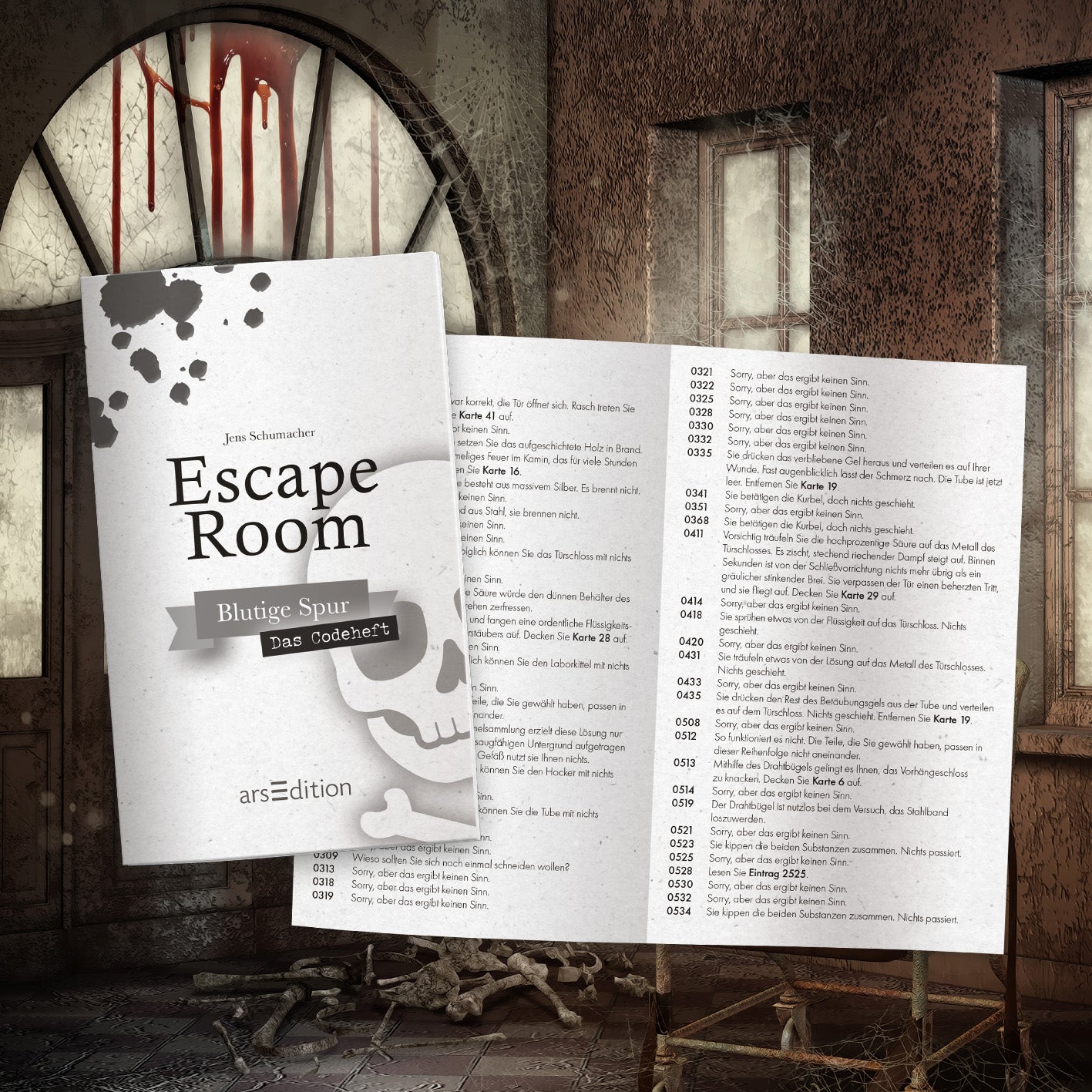 Gezeigt wird eine Innen- oder Zusatzansicht von „Escape Room. Blutige Spur“. Im Vordergrund befindet sich das Buchcover in sanften Grautönen, das den Titel klar in stilisierter Schrift präsentiert. Daneben ist eine offene Seite mit kleiner, gut lesbarer Schrift, die die Anleitungen und Rätsel darstellt. Im Hintergrund sind düstere, blutige Flecken an der Wand und große Fenster sichtbar, was eine spannende, geheimnisvolle Atmosphäre schafft.