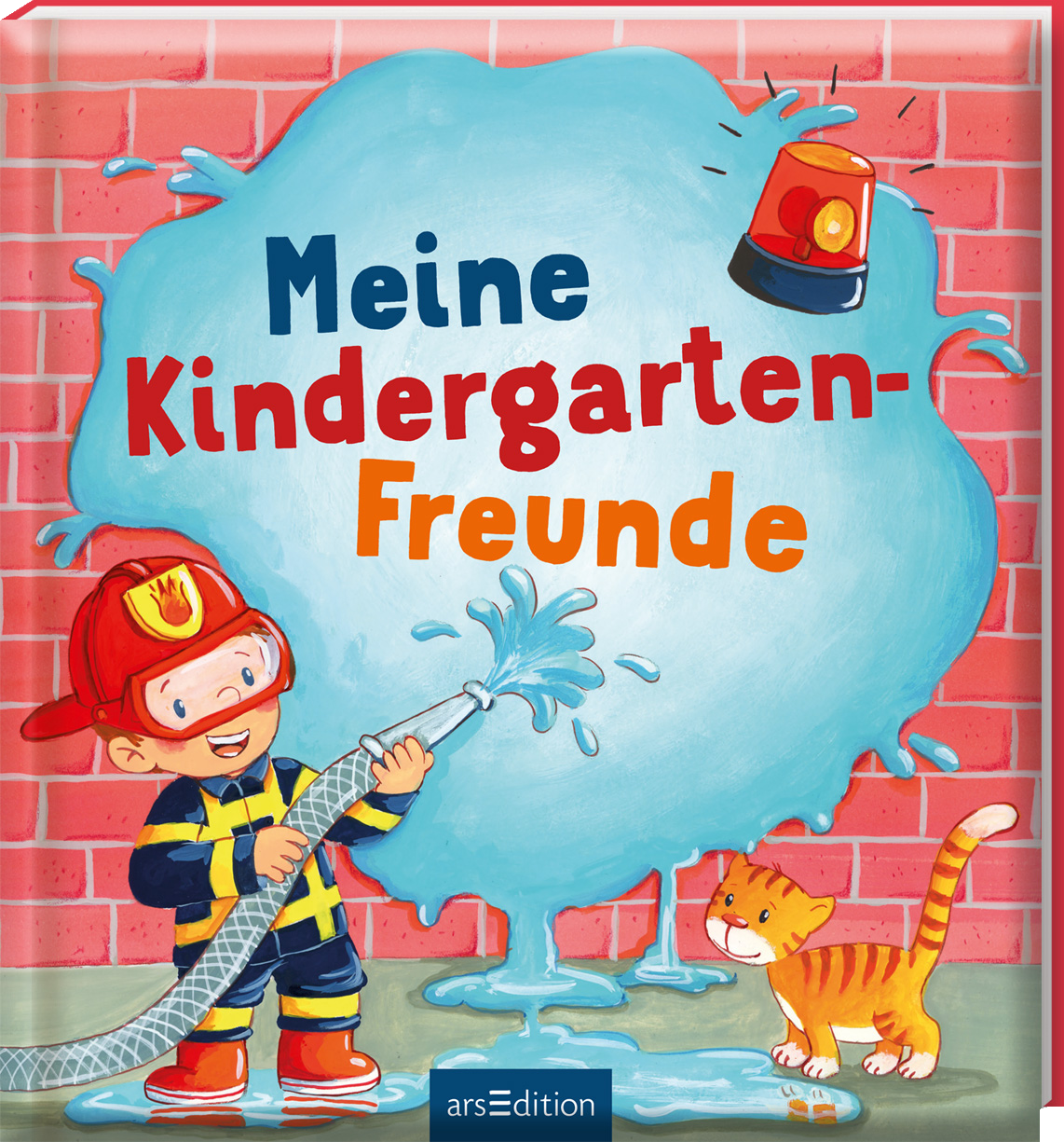 Ein fröhlicher Junge in Feuerwehruniform spritzt mit einem Gartenschlauch Wasser gegen eine bunte Wand aus roten Ziegelsteinen. Über ihm schwebt der Titel „Meine Kindergarten-Freunde“ in großen, orangefarbenen und blauen Buchstaben. Neben dem Jungen sitzt eine neugierige, orangefarbene Katze. Im Hintergrund ist ein Feuerwehrhelm und ein Blaulicht sichtbar. Ganz unten mittig steht der Logoschriftzug von arsEdition.