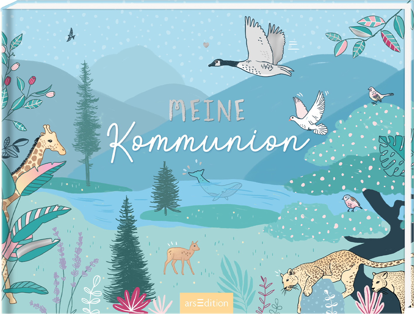 Das Buchcover zeigt eine harmonische Landschaft in sanften Blau- und Grüntönen, umrahmt von bunten, fantasievollen Illustrationen von Tieren und Pflanzen. Der Titel „MEINE KOMMUNION“ ist in verspielter, hellgrauer Schrift mittig platziert. Um das Cover herum fliegen Vögel und am Ufer des fließenden Wassers stehen ein Reh und ein Leopard. Ganz unten mittig steht der Logoschriftzug von arsEdition.