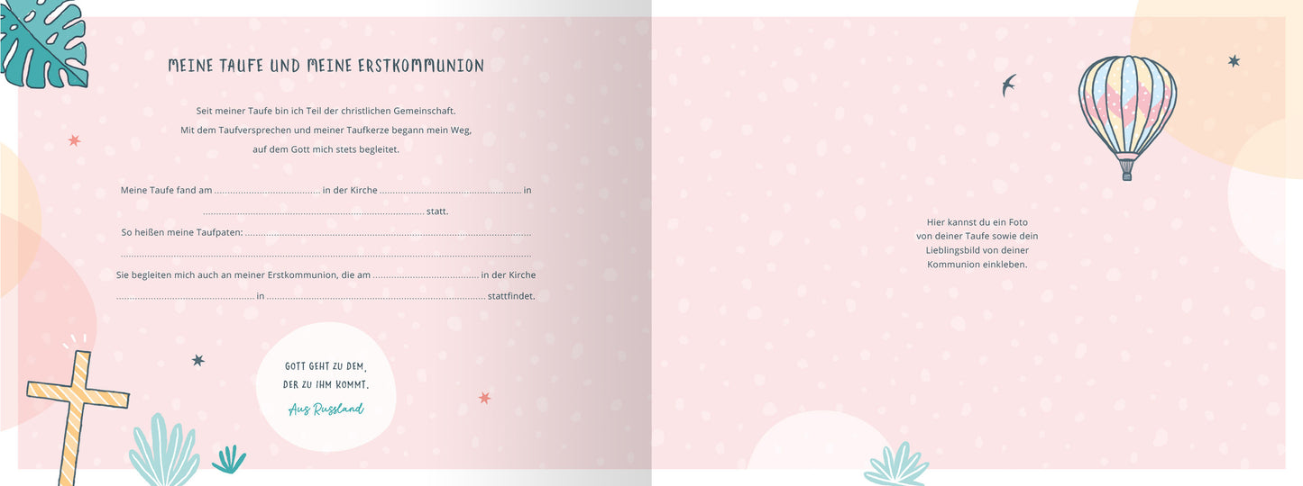 Gezeigt wird eine Innenansicht von „Meine Kommunion“. Die Seite ist in sanften Pastellfarben gestaltet, überwiegend in zartem Rosa. Links befindet sich ein dekorativer zentraler Kreuz-Illustration sowie Platz zum Eintragen von Namen. Rechts ist ein bunter Luftballon und kleine grafische Elemente wie Blumen zu sehen. Der Titel „Meine Taufe und meine Erstkommunion“ ist in verspielter, handschriftlicher Typografie gehalten, während die ergänzenden Texte klar und gut lesbar sind.