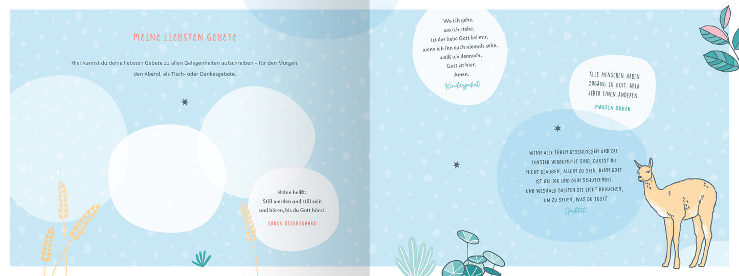 Gezeigt wird eine Innen- oder Zusatzansicht von „Meine Kommunion“. Die Doppelseite präsentiert einen sanften, hellblauen Hintergrund mit weißen, kreisförmigen Elementen, die wie Wolken wirken. Bunte Pflanzen- und Tierillustrationen, darunter ein Rehkitz, umrahmen die Seite. Die Schriftarten variieren zwischen handschriftlichen und klaren typografischen Stilen, die in verschiedenen Farben gehalten sind. Zentrale Textfelder enthalten herzliche Botschaften und Einladungen in einer...