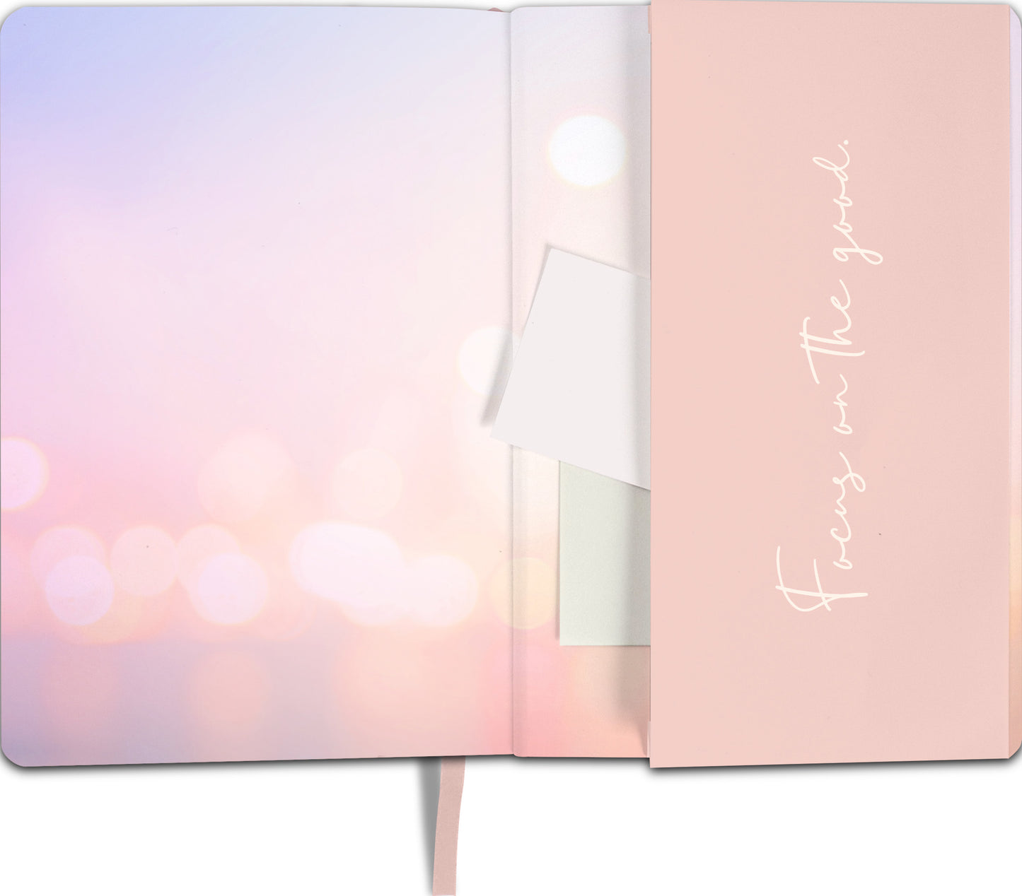 Gezeigt wird eine Innen- oder Zusatzansicht von „myNOTES Notizbuch A5: Live the life you love“. Die Innenseite ist in sanften, pastellfarbenen Tönen gestaltet, die von einem weichen, verschwommenen Farbverlauf in Rosa bis Lila wechseln. Auf der rechten Seite befindet sich eine Tasche für Notizen, die mit der Aufschrift „Focus on the good.“ in eleganter, weißer Schrift versehen ist. Die Typografie ist modern und ansprechend, was dem Notizbuch eine inspirierende Note verleiht.