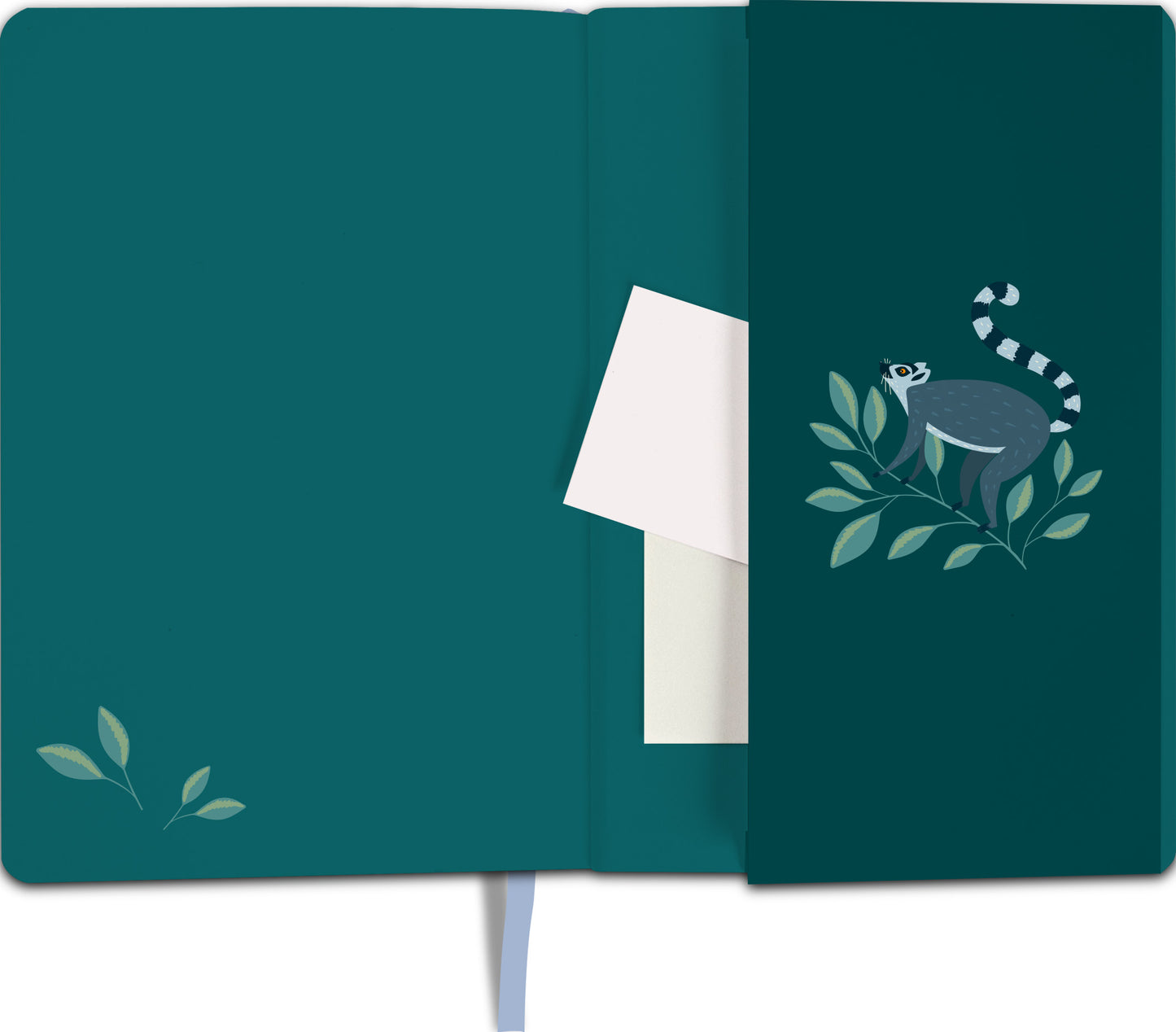 Gezeigt wird eine Innen- oder Zusatzansicht von „myNOTES Notizbuch A5: Wild und wunderbar“. Die Innenseite ist in einem tiefen Türkisgrün gehalten und zeigt ein verspieltes Design mit einem kleinen Tier, das auf einem Zweig sitzt. Darüber hinaus befindet sich einfarbiges, helles Element, das Platz für Notizen bietet. Umrahmt wird das Bild von zarten, grünen Blättern, die einen harmonischen und natürlichen Eindruck vermitteln. Die Typografie ist klar und modern, unterstreicht die...