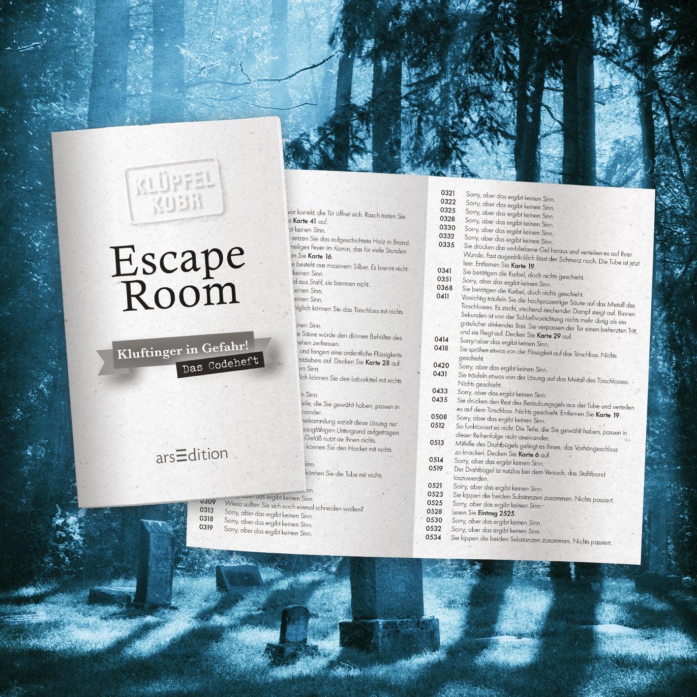 Gezeigt wird eine Innen- oder Zusatzansicht von „Klüpfel Kobr: Kluftinger in Gefahr!“. Das eingebundene Heft zeigt eine hellblaue Aufmachung mit dem Titel „Escape Room“ in schwarzer Schrift auf der Vorderseite. Darunter befindet sich der Titel des Spiels auf einem grauen Banner. Die Innenseiten präsentieren strukturierte Textblöcke mit weißen und grauen Hintergründen, in denen zahlreiche Rätselnummmern aufgelistet sind, jeweils einzeln hervorgehoben durch dunklere Linien.