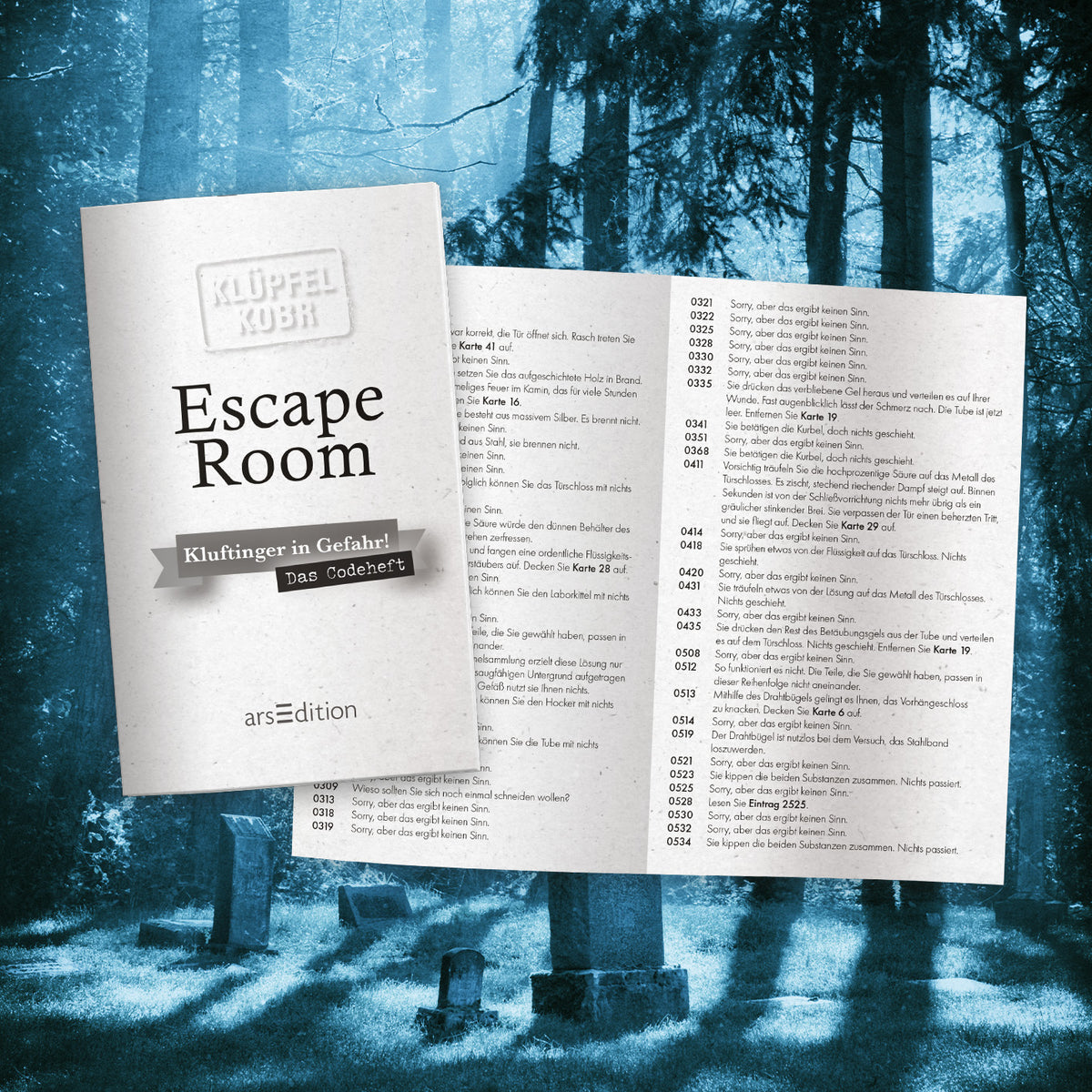 Gezeigt wird eine Innen- oder Zusatzansicht von „Klüpfel Kobr: Kluftinger in Gefahr!“. Das eingebundene Heft zeigt eine hellblaue Aufmachung mit dem Titel „Escape Room“ in schwarzer Schrift auf der Vorderseite. Darunter befindet sich der Titel des Spiels auf einem grauen Banner. Die Innenseiten präsentieren strukturierte Textblöcke mit weißen und grauen Hintergründen, in denen zahlreiche Rätselnummmern aufgelistet sind, jeweils einzeln hervorgehoben durch dunklere Linien.
