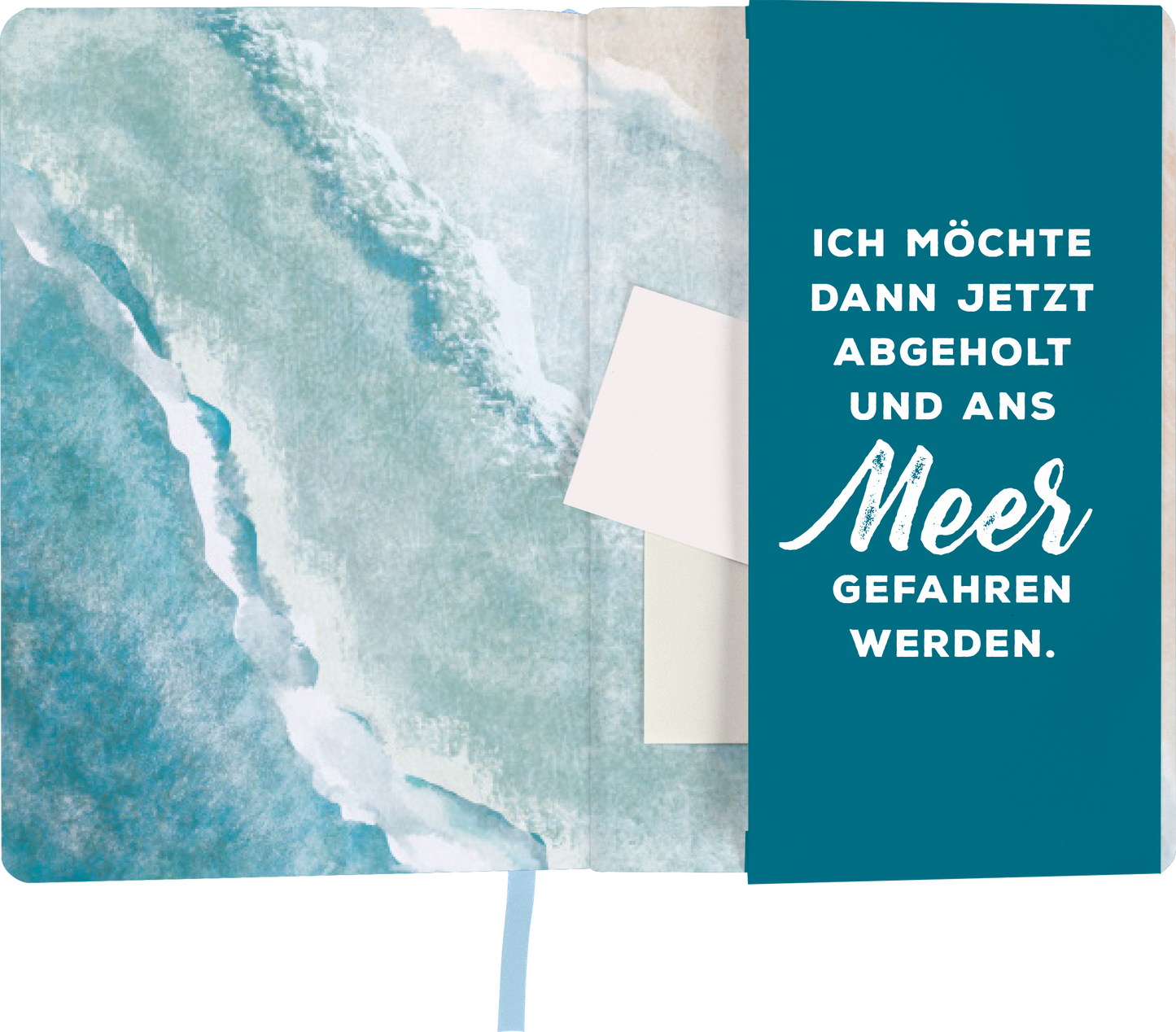 Gezeigt wird eine Innen- oder Zusatzansicht von „myNOTES Notizbuch A5: Warum wohnt das Meer nur so weit weg von mir?“. Die linke Innenseite zeigt eine sanfte aquamarinfarbene Wasserfarbe, die an das Meer erinnert. Auf der rechten Seite ist ein dunkelblauer Bereich mit einem weißem, handschriftlich wirkenden Schriftzug: „ICH MÖCHTE DANN JETZT ABGEHOLT UND ANS Meer GEFAHREN WERDEN“. Der Text ist emotional und einladend gestaltet, was die Verbindung zum Thema des Notizbuchs verstärkt.