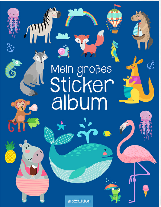 Auf dem Buchcover „Mein großes Stickeralbum“ dominiert ein tiefes Blau. Der Titel wird umgeben von bunten, lustigen Illustrationen wie ein Känguru, ein Flamingo, ein Affe und viele mehr. Der Titel ist in großen, verspielten weißen Buchstaben in der Mitte platziert. Am oberen Rand sind verspielte Elemente wie Heißluftballons und ein Regenbogen zu sehen. Ganz unten mittig steht der Logoschriftzug von arsEdition.