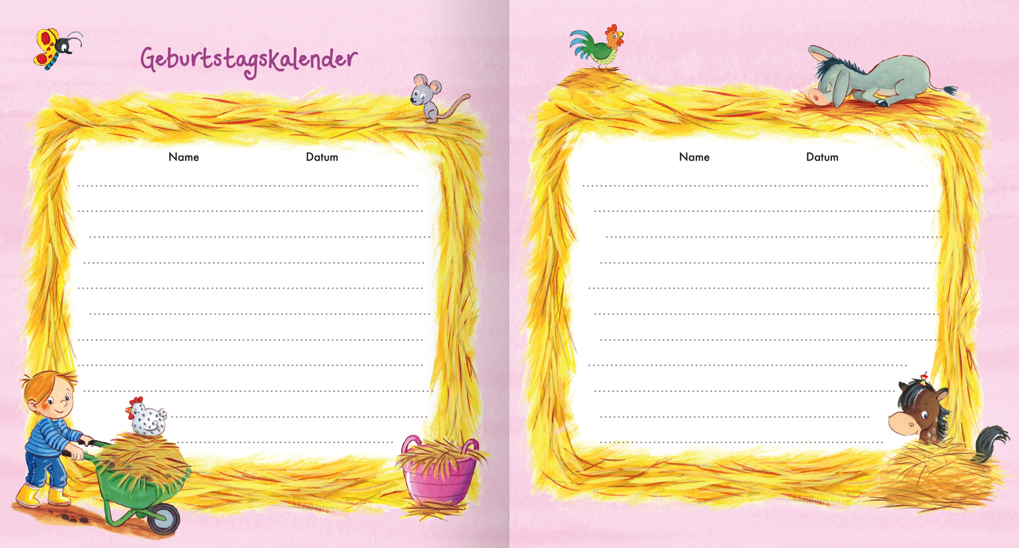 Gezeigt wird eine Innen- oder Zusatzansicht von „Meine Kindergarten-Freunde (Bauernhof)“. Die Doppelseite des Geburtstagskalenders ist in sanften Pastellfarben gehalten, vor allem in Rosa. Die Seitenrahmen bestehen aus gelben Strohhaufen, die eine ländliche Atmosphäre erzeugen. In den Ecken sind bunte Illustrationen von Tieren, wie einem Pferd, einem Esel und einem Hahn, platziert. Die Schrift ist handschriftlich und gut lesbar, mit den Überschriften „Name“ und „Datum“ in klarer,...