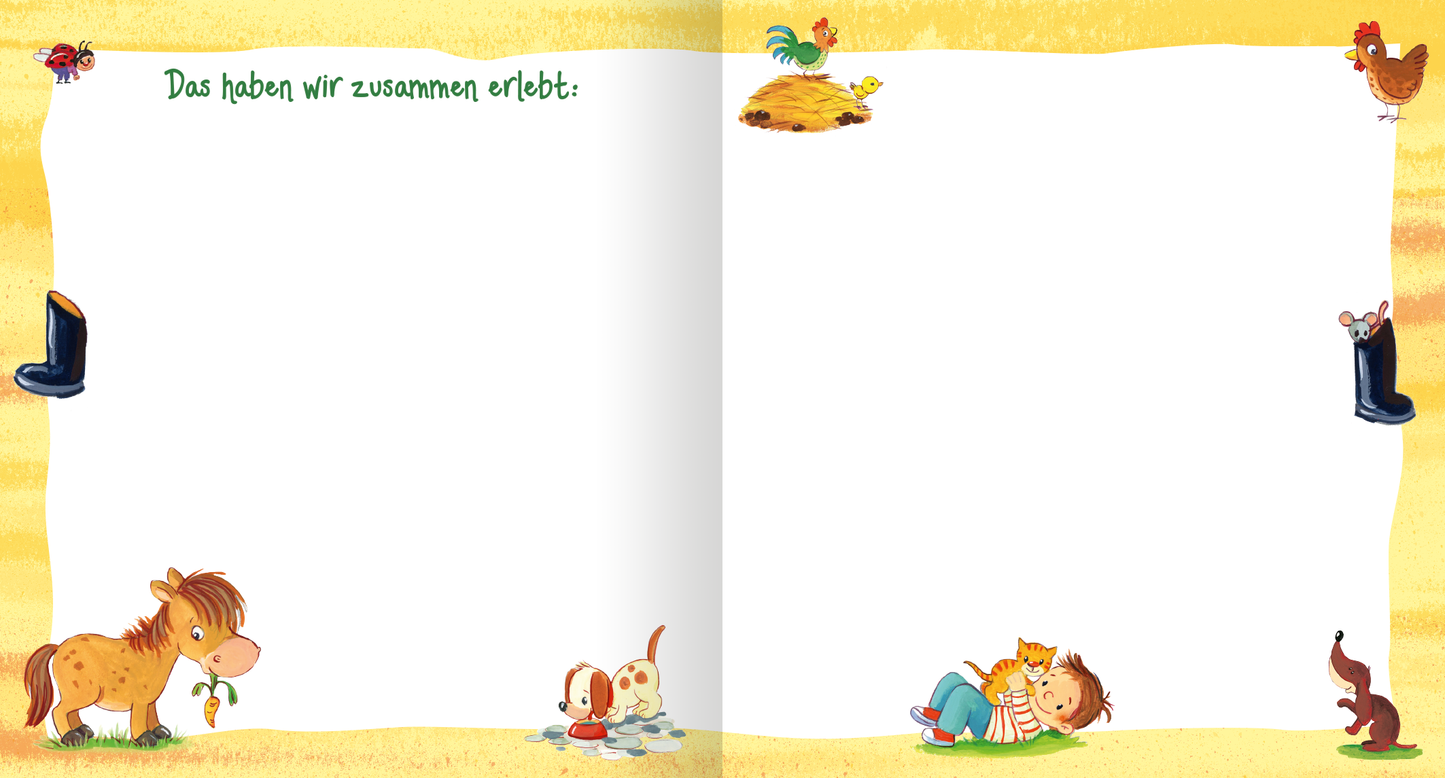 Gezeigt wird eine Innenansicht von „Meine Kindergarten-Freunde (Bauernhof)“. Die Doppelseite zeigt eine helle, sonnengelbe Hintergrundfarbe mit milden, bunten Illustrationen. Links sind ein braunes Pferd, ein Hund und eine Gummistiefel-Illustration abgebildet. Rechts befindet sich ein spielendes Kind mit einem Kätzchen. Darüber steht in grüner Schrift „Das haben wir zusammen erlebt:“. Der Raum ist großzügig gestaltet und lädt zum Schreiben und Gestalten ein.