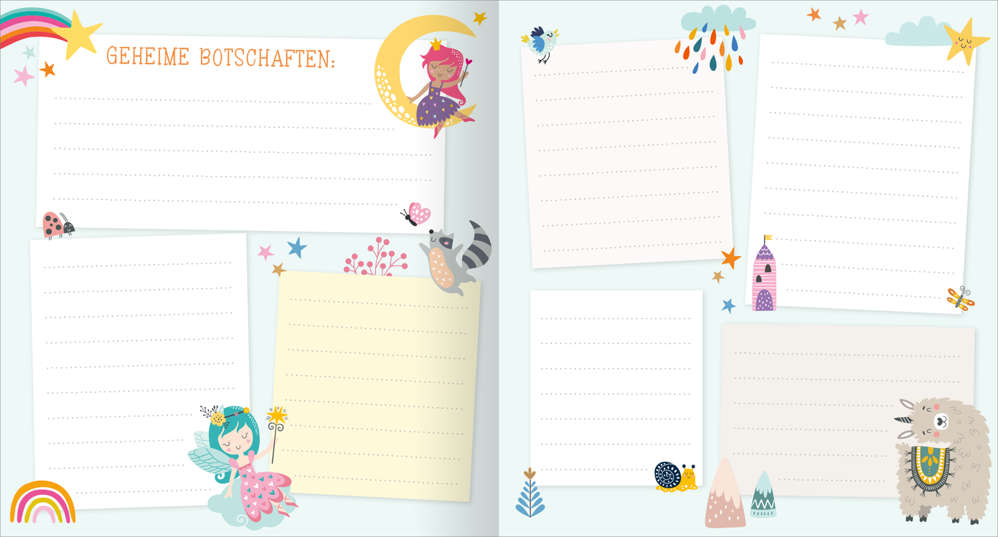 Gezeigt wird eine Innenansicht von „Alle meine Freunde – Feen | Mit über 300 Stickern“. Die Seite ist in sanften Pastellfarben gehalten, mit einer hellblauen Hintergrundfarbe. Auf der linken Seite befinden sich mehrere leere Notizfelder, umgeben von Illustrationen von Feen, einem Waschbären und kleinen Sternen. Oben steht in verspielter, orangefarbener Schrift „Geheime Botschaften:“. Rechts sind weitere leere Felder mit bunten, fantasievollen Symbolen, darunter Sterne und Wolken mit...