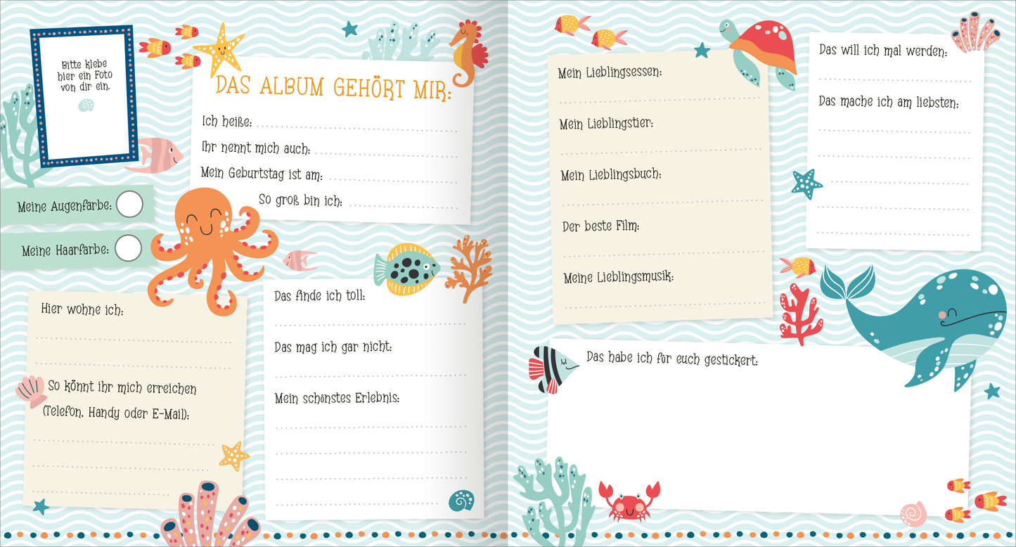Gezeigt wird eine Innen- oder Zusatzansicht von „Alle meine Freunde – Meer | Mit über 300 Stickern“. Die Doppelseite präsentiert ein maritimes Design mit sanften Wellenlinien in Blau und vielen bunten Illustrationen, darunter ein Oktopus, Fische und Korallen. Auf der linken Seite befinden sich verschiedene Felder für persönliche Informationen, umgeben von fröhlichen Motiven. Die Schrift ist in klarer, gut lesbarer Typografie gehalten. Rechts stehen weitere leere Felder für...