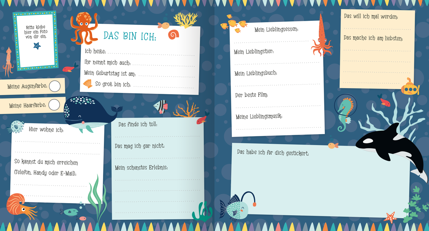 Gezeigt wird eine Innen- oder Zusatzansicht von „Alle meine Freunde – Meer | Mit über 300 Stickern“. Die Seite ist überwiegend in einem tiefen Blau gehalten, das an das Meer erinnert. Auf der linken Seite sind bunte, kindgerechte Illustrationen von Meeresbewohnern wie einem Oktopus und einem Wal zu sehen. Verschiedene Abschnitte sind durch abgerundete Kästen abgeteilt, in denen Informationen wie „Das bin ich“ und „Das will ich mal werden“ eingetragen werden können. Die Schrift...
