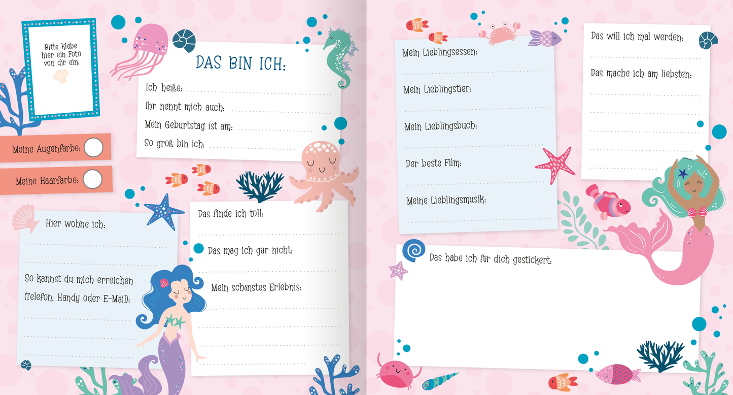 Gezeigt wird eine Innenansicht von „Alle meine Freunde – Meer | Mit über 300 Stickern“. Die Seiten sind in sanften Rosatönen gehalten und mit verspielten, maritimen Illustrationen wie einer Meerjungfrau, Quallen und Fischen verziert. Eingetragene Felder für persönliche Angaben sind klar strukturiert und mit leicht lesbarer Schrift gestaltet. Die Typografie ist freundlich und kindgerecht, was die kreative Entfaltung der Benutzer anregt. Detailierte Grafiken und Farbakzente verleihen...