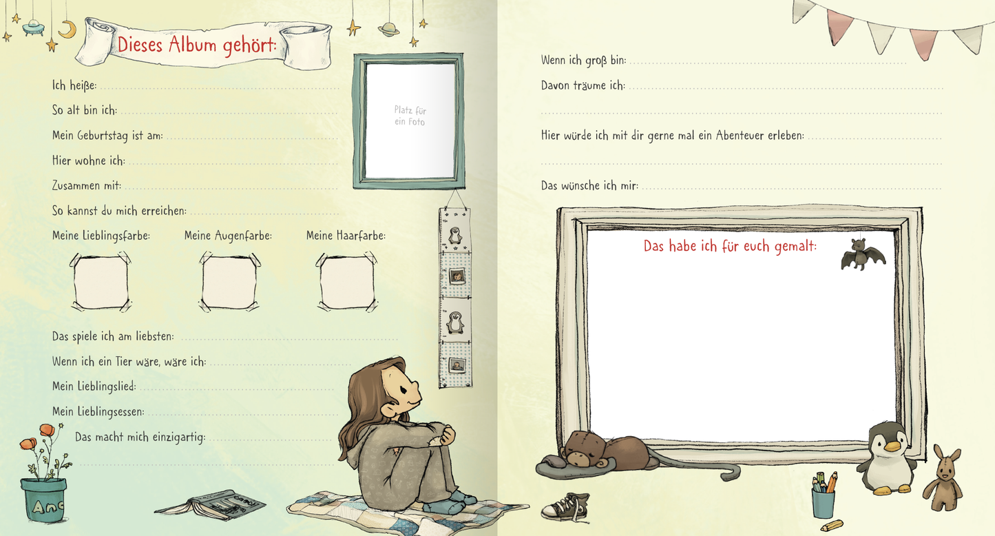 Gezeigt wird eine Innen- oder Zusatzansicht von „Anouk – Das Freundebuch“. Die Seite präsentiert ein sanftes, pastellfarbenes Design mit handgezeichneten Illustrationen. Links befinden sich Eingabefelder für persönliche Informationen wie Name, Geburtstag und Lieblingsspiel. Rechts sind leere Bereiche für Träume und Wünsche abgebildet. Die Schrift ist freundlich und klar, während am unteren Rand eine kleine Zeichnung von Tieren die Seite lebendig gestaltet. Ornamente wie Wimpel und...