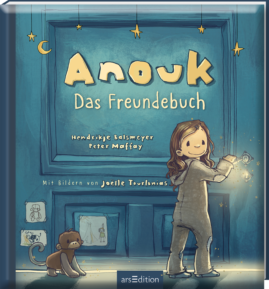 Das Buchcover zeigt einen sanften, blauen Hintergrund mit einem kleinen Mädchen in einem grauen Schlafanzug, das lächelnd mit einem Glühbirnen-Zauberstab zaubert. Um sie herum sind Sterne und der Mond abgebildet. Der Titel „Anouk“ sowie der Untertitel „Das Freundebuch“ sind in großen, gelben Buchstaben geschrieben. Am unteren Rand sind die Autoren Hendrike Balsmeyer und Peter Maffay sowie die Illustratorin Joëlle Tourlonias vermerkt. Ganz unten mittig steht der Logoschriftzug von...