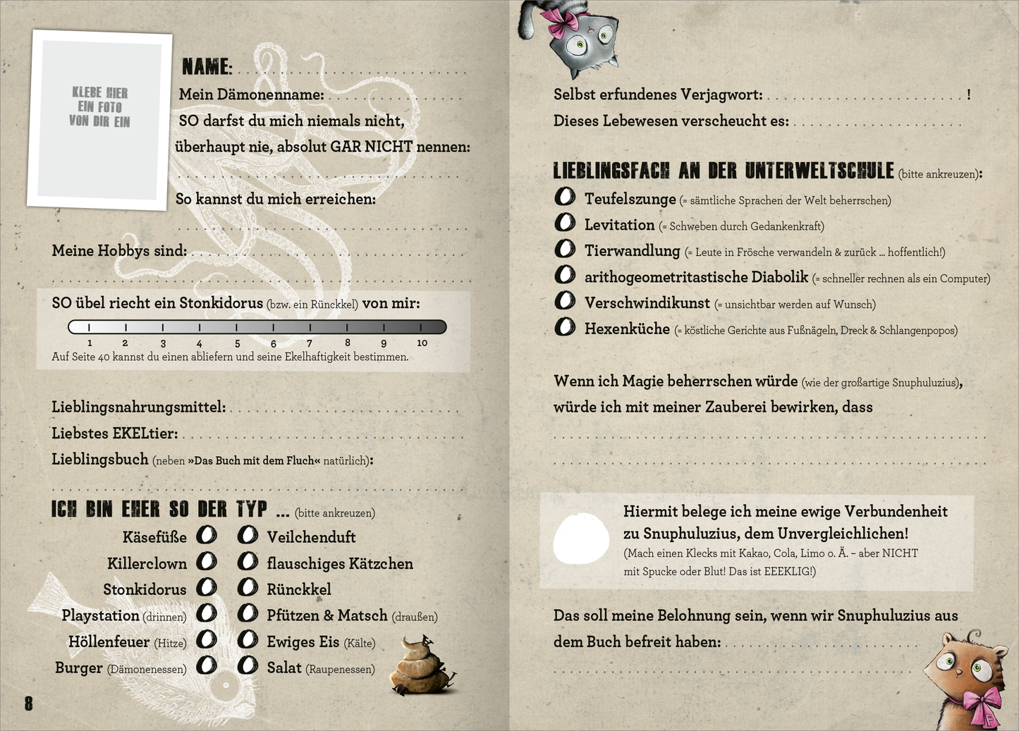 Gezeigt wird eine Innen- oder Zusatzansicht von „Das Freundebuch mit dem Fluch“. Die Seiten sind in sanften Erdtönen gehalten und zeigen eine verspielte Schriftart. Links befindet sich ein leeres Feld für den Namen und einen Platz für einen Kosenamen, umgeben von Illustrationen von niedlichen, cartoonhaften Figuren. Auf der rechten Seite sind Fragen über persönliche Vorlieben und Hobbys aufgelistet, unterstrichen von verschnörkelten Grafiken. Die übersichtliche Anordnung erleichtert...