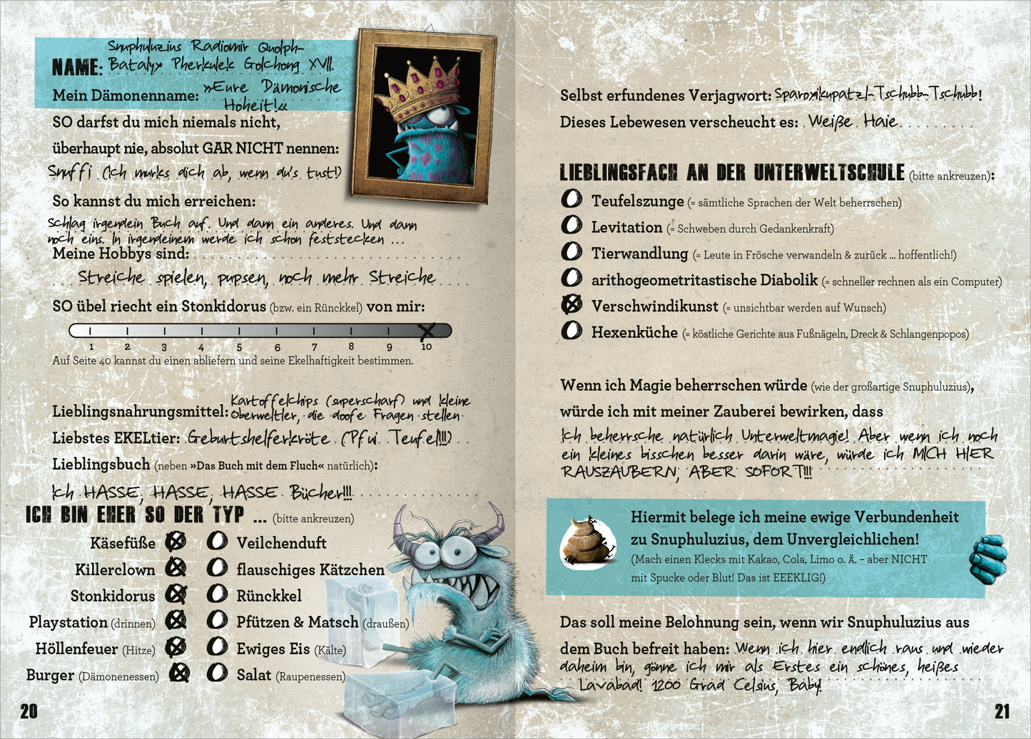 Gezeigt wird eine Innenansicht von „Das Freundebuch mit dem Fluch“. Die Seite ist in einem verspielten Layout gehalten, mit handschriftlicher Typografie und bunten Illustrationen. Im Zentrum befindet sich ein Cartoon-Charakter mit einer Krone, umgeben von verschiedenen Fragen und Antwortfeldern, die durch Kästchen markiert sind. Die Farben variieren von Blau über Beige bis Grün, und es sind humorvolle Elemente wie kleine Monster und Symbole für Hobbys und Lieblingsgerichte integriert.