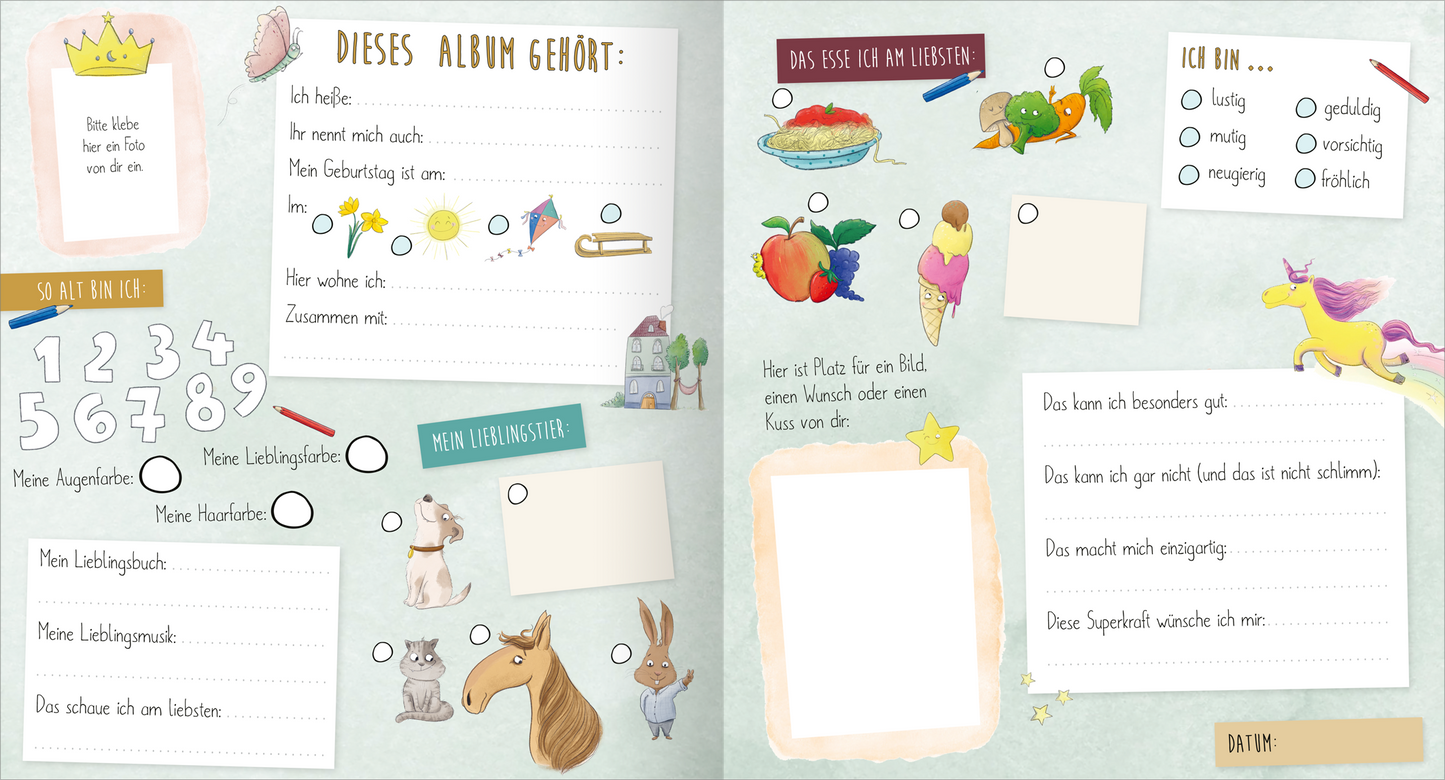 Gezeigt wird eine Innen- oder Zusatzansicht von „Meine Freunde“. Die Doppelseite ist in sanften Pastellfarben gehalten, überwiegend in hellblau und beige. Links befinden sich Platzierungen für Informationen wie Name, Geburtsdatum und Lieblingsdinge, umrahmt von bunten handgezeichneten Illustrationen von Tieren, einer Krone und weiteren verspielten Motiven. Auf der rechten Seite sind Abschnitte für persönliche Vorlieben und eine leere Fläche für ein eigenes Bild, umgeben von...