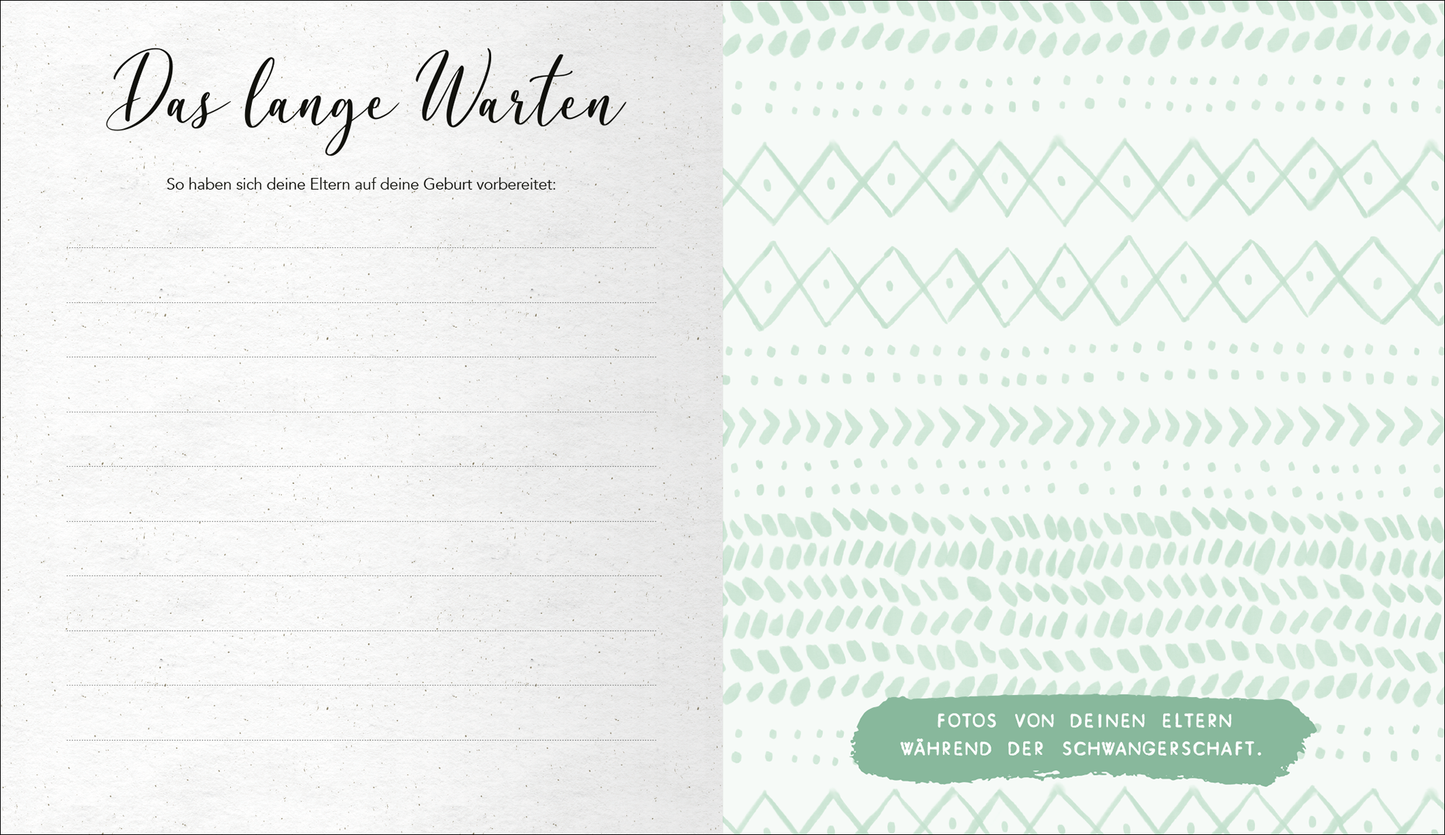 Gezeigt wird eine Innenansicht von „Babyalbum. My little love“. Auf der linken Seite befindet sich ein Bereich mit der Überschrift „Das lange Warten“ in eleganter, geschwungener Schrift. Darunter sind linierte Zeilen für persönliche Einträge. Die rechte Seite zeigt ein sanft mintgrünes, grafisches Muster aus verschiedenen Linien und Formen. Am unteren Rand steht der Text „Fotos von deinen Eltern während der Schwangerschaft“ in einer klaren, lesbaren Schrift auf einem leicht...