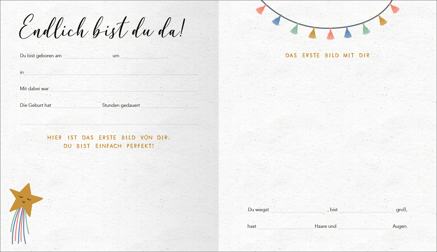 Gezeigt wird eine Innen- oder Zusatzansicht von „Babyalbum. My little love“. Die linke Seite zeigt in verspielter, handschriftlicher Schrift den Text „Endlich bist du da!“ sowie mehrere leere Zeilen zur Eintragung wichtiger Daten wie Geburtsdatum und Dauer der Geburt. Ein liebevoll gestalteter Stern mit bunten, farbigen Strahlen verdeutlicht die Freude über die Geburt. Die rechte Seite hat das Wort „DAS ERSTE BILD MIT DIR“ in einer kräftigen, gelben Schrift und bietet Platz für...