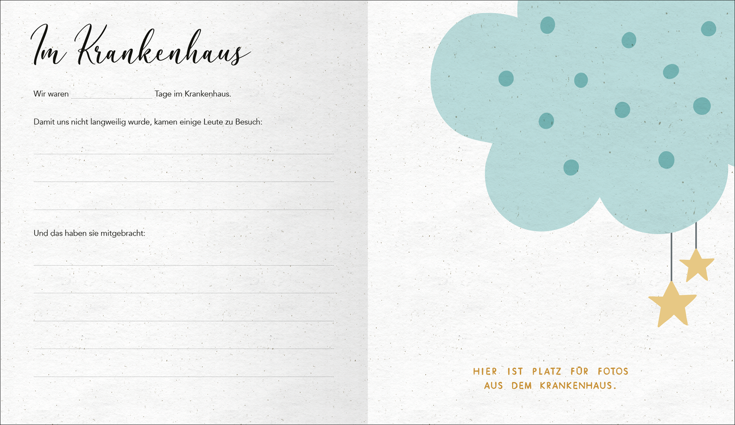 Gezeigt wird eine Innenansicht von „Babyalbum. My little love“. Auf der linken Seite sind zeilenförmige Lücken für Einträge in einer eleganten, geschwungenen Schrift in Schwarz, die an eine persönliche Handschrift erinnert. Rechts befindet sich eine stilisierte Wolke in sanftem Türkis mit runden Punkten. Darunter hängen kleine gelbe Sterne, und in goldener Schrift steht: „HIER IST PLATZ FÜR FOTOS AUS DEM KRANKENHAUS“. Der Hintergrund ist in einem neutralen, cremefarbenen Ton...