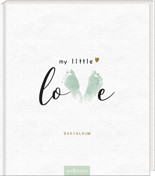 Das Buchcover zeigt einen sanften, cremefarbenen Hintergrund mit einer minimalistischen Ästhetik. In der Mitte sind die Worte „my little“ in einer schlicht festlichen Schrift und ein kleines, goldenes Herz zu sehen, während das Wort „love“ in einer eleganten, geschwungenen Schriftart abgebildet ist, wobei zwei zarte Babyfüße in sanftem Grünstich darunter stehen. Am unteren Rand steht der Text „BABYALBUM“ in goldener Schrift. Ganz unten mittig steht der Logoschriftzug von...