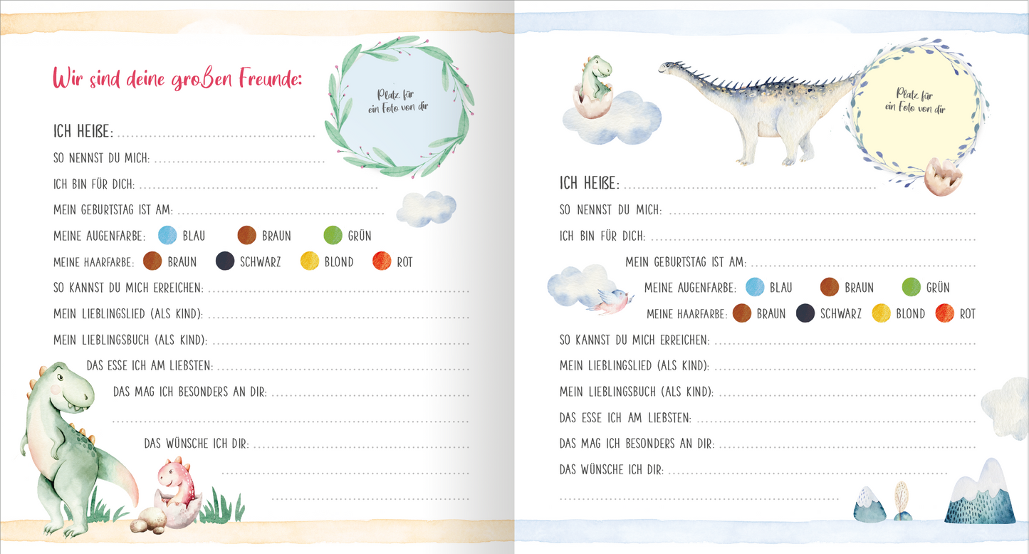 Gezeigt wird eine Innen- oder Zusatzansicht von „Meine ersten Freunde – Dinos (Aquarell-Optik)“. Die Seite präsentiert zwei Abschnitte mit niedlichen, aquarellierten Dinosauriern und Wolken. Auf der linken Seite steht „Wir sind deine großen Freunde“ in einer verspielten Schrift, während rechts „Ich heiße…“ in ähnlicher Schriftart zu finden ist. Die Farbtöne sind sanft und freundlich, mit Pastellfarben wie Blau, Grün, Rosa und Gelb, die eine einladende Atmosphäre...