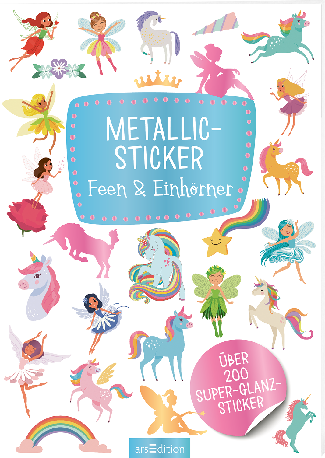 Das Buchcover zeigt eine verspielte Anordnung von bunten Illustrationen von Feen, Einhörnern und anderen fantasievollen Elementen wie Regenbögen und Sternen. Der Hintergrund ist weiß, was die lebendigen Farben betont. In der Mitte prangt in einer großen, blauen, verspielten Schrift „METALLIC-STICKER Feen & Einhörner“. Unten steht in einem kleinen, roten Banner „Über 200 SUPER-GLANZ-STICKER“. Ganz unten mittig steht der Logoschriftzug von arsEdition.