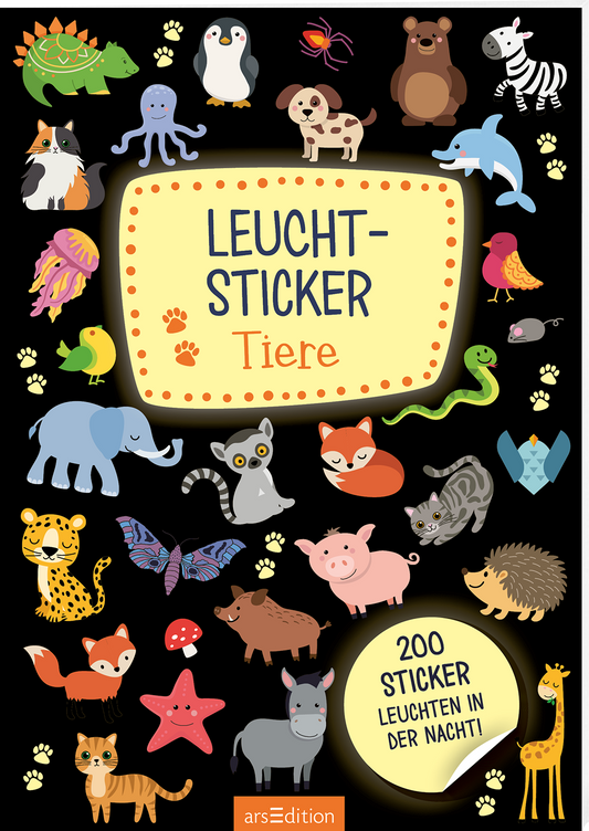 Auf dem Cover sind zahlreiche bunte Tierillustrationen auf schwarzem Hintergrund zu sehen. In der Mitte befindet sich ein hellgelbes, rechteckiges Feld mit der Aufschrift „LEUCHT-STICKER Tiere“ in dunkler Schrift. Umgeben sind die Tiere von verschiedenen Pfotenabdrücken und kleinen Symbolen. Unten rechts steht ein runder Button mit dem Text „200 STICKER LEUCHTEN IN DER NACHT“. Ganz unten mittig steht der Logoschriftzug von arsEdition.