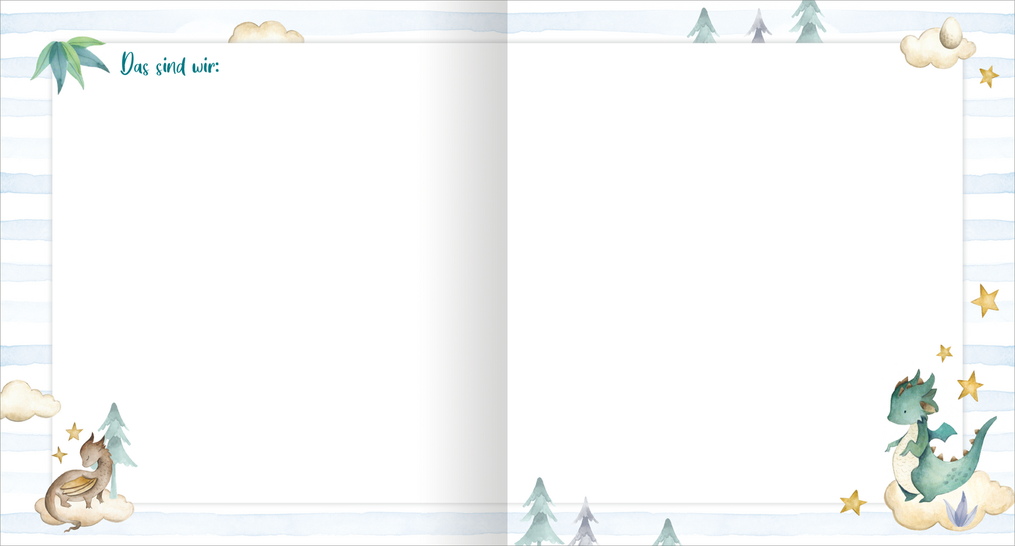 Gezeigt wird eine Innen- oder Zusatzansicht von „Meine ersten Freunde – Drachen (Aquarell-Optik)“. Die Doppelseite präsentiert ein sanft gestreiftes, hellblaues Hintergrundmuster. In der oberen linken Ecke steht in grüner, verspielter Typografie „Das sind wir:“. Umgeben wird der Text von zarten Aquarell-Illustrationen von Drachen, Wolken und Sterne in sanften Farbtönen wie Mintgrün, Gelb und Beige, die eine einladende und fantasievolle Atmosphäre schaffen.