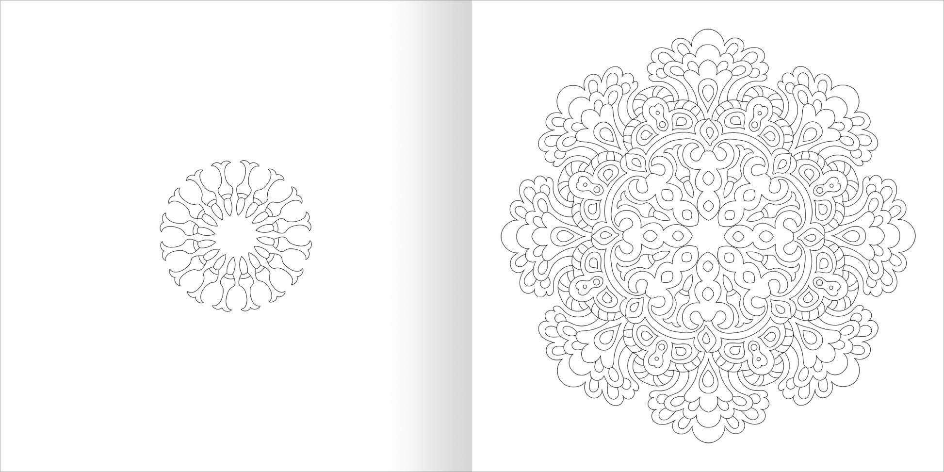 Gezeigt wird eine Innen- oder Zusatzansicht von „Mandala-Zauber – Gelassenheit“. Die linke Seite zeigt ein kleines, kreisförmiges Mandala mit einfachen, fließenden Linien. Die rechte Seite präsentiert ein großes, detailliertes Mandala, das reich verziert ist und symmetrische Motive aufweist. Die Zeichnungen sind in feinem, schwarz-weißem Kontrast gehalten, was Ruhe und Harmonie ausstrahlt.