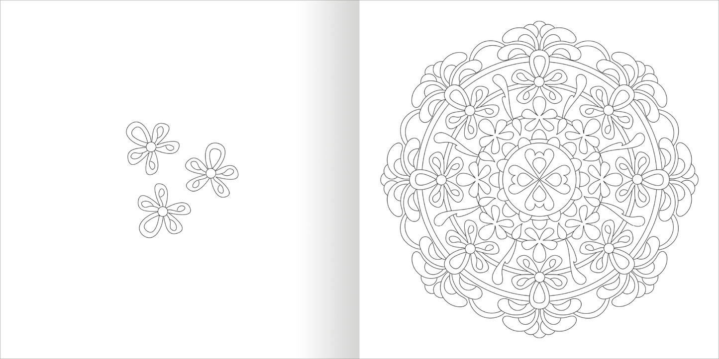 Gezeigt wird eine Innen- oder Zusatzansicht von „Mandala-Zauber – Gelassenheit“. Die Darstellung zeigt auf der linken Seite drei kleine, filigrane Blütenmuster, die als inspirierende Elemente fungieren. Auf der rechten Seite ist ein großes, komplexes Mandala abgebildet, das durch runde Formen und symmetrische Linien besticht. Die Zeichnungen sind in dezenten Grautönen gehalten, was Ruhe und Gelassenheit ausstrahlt.