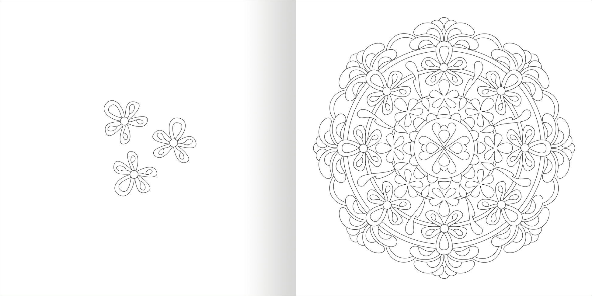 Gezeigt wird eine Innen- oder Zusatzansicht von „Mandala-Zauber – Gelassenheit“. Die Darstellung zeigt auf der linken Seite drei kleine, filigrane Blütenmuster, die als inspirierende Elemente fungieren. Auf der rechten Seite ist ein großes, komplexes Mandala abgebildet, das durch runde Formen und symmetrische Linien besticht. Die Zeichnungen sind in dezenten Grautönen gehalten, was Ruhe und Gelassenheit ausstrahlt.