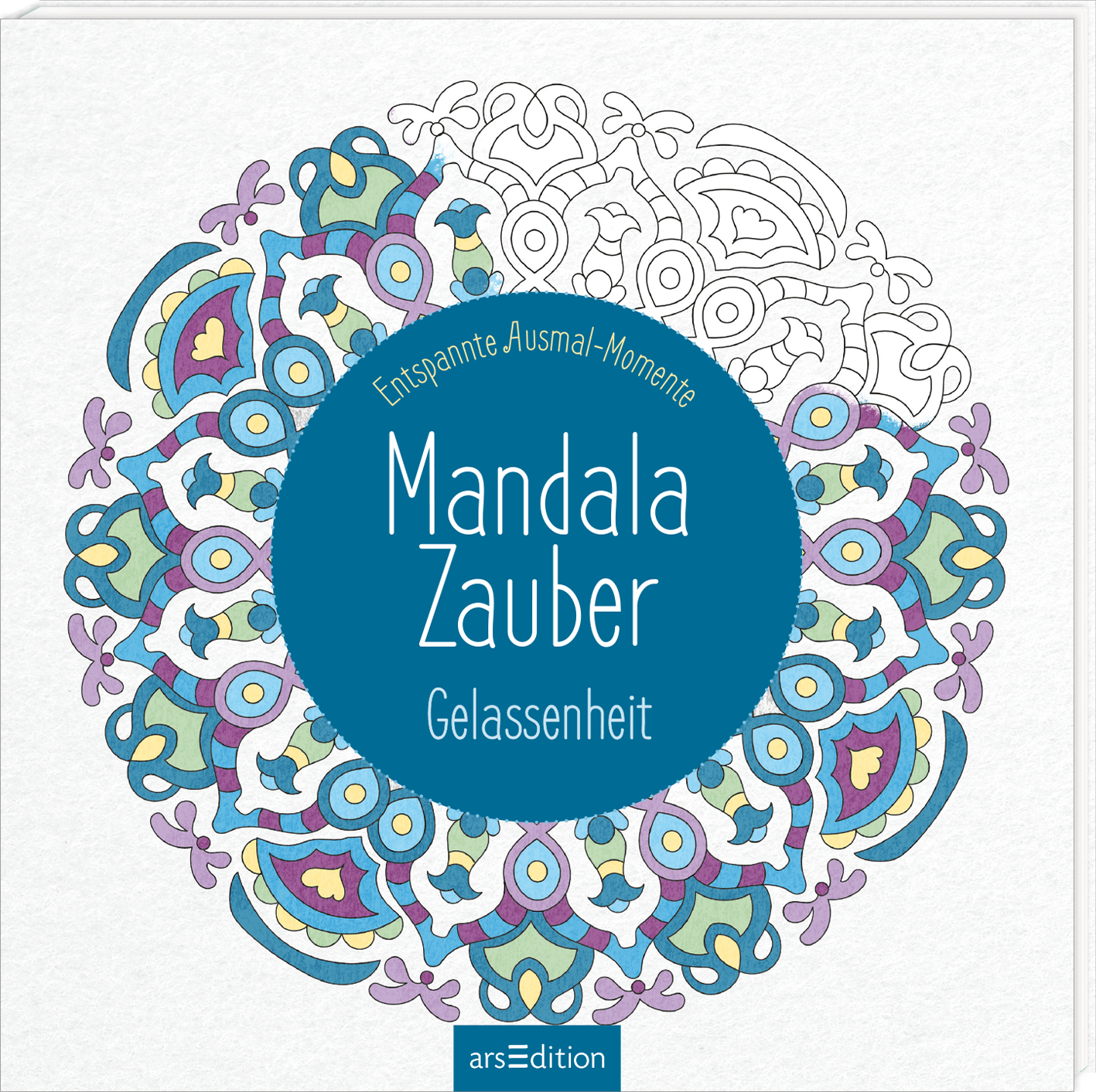 Das dreidimensionale Buchcover zeigt ein farbenfrohes Mandala in Blautönen sowie lebendigem Lila und Grün, das sich harmonisch auf einem hellen Hintergrund entfaltet. In der Mitte des Covers steht der Titel „Mandala Zauber“ in schlichter, weißer Schrift, ergänzt durch den Untertitel „Gelassenheit“. Darüber ist der Schriftzug „Entspannte Ausmal-Momente“ in geschwungener Schrift angeordnet. Ganz unten mittig steht der Logoschriftzug von arsEdition.