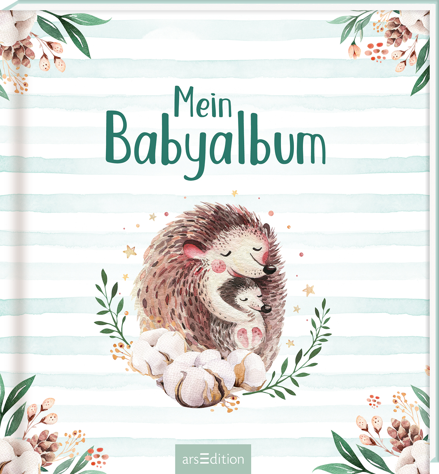 Das Buchcover zeigt zwei niedliche Igel, die sich liebevoll umarmen, umgeben von sanfter Flora und stilisierten Baumwollblüten. Der Hintergrund ist in zarten, horizontalen Streifen in Pastellfarben gehalten. Der Titel „Mein Babyalbum“ ist in freundlicher, grüner Typografie platziert und strahlt Wärme und Geborgenheit aus. Ganz unten mittig steht der Logoschriftzug von arsEdition.