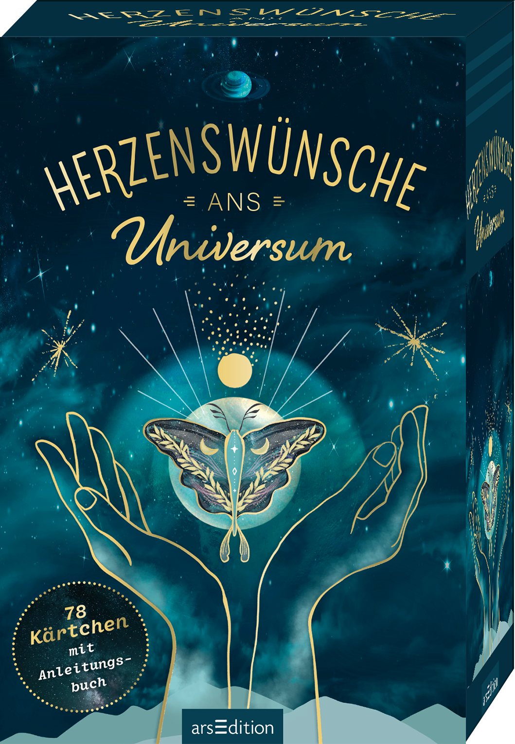Das Buchcover zeigt einen tiefblauen Hintergrund, der an den Nachthimmel erinnert. In der oberen Mitte steht der Titel „Herzenswünsche ans Universum“ in goldener, geschwungener Schrift. Darunter sind stilisierte Hände abgebildet, die ein schimmerndes, leuchtendes Herz aus einer Schmetterlingsfigur halten. Funkelnde Sterne und Planeten umgeben die Illustration und schaffen eine magische Atmosphäre. In der unteren linken Ecke befindet sich ein roter SPIEGEL-Bestseller-Button mit dem Text...