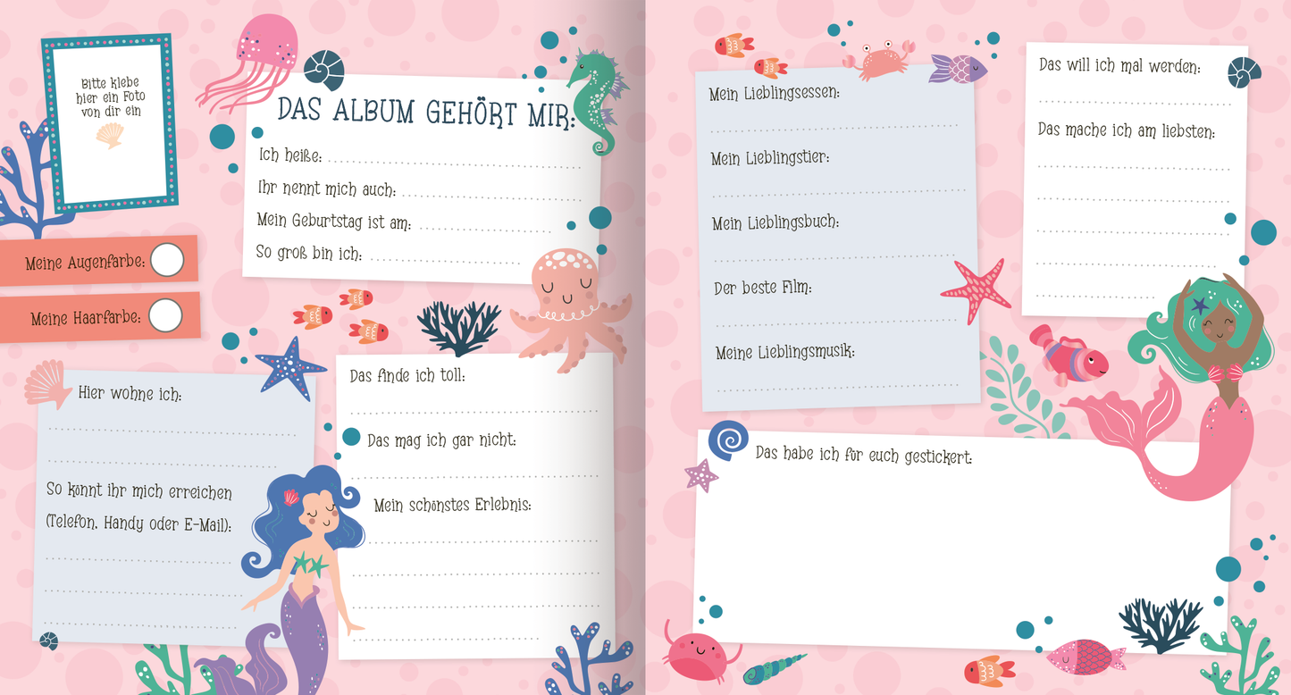 Gezeigt wird eine Innen- oder Zusatzansicht von „Alle meine Freunde – Meerjungfrau | Mit über 300 Stickern“. Die bunten Seiten sind in sanften Rosa- und Blautönen gehalten und zeigen verspielte Illustrationen von Meerjungfrauen, Seesternen, Quallen und anderen Meeresbewohnern. In verschiedenen Kästchen können persönliche Informationen und Vorlieben eingetragen werden. Die Schrift ist klar lesbar und freundlich, ergänzt durch dekorative grafische Elemente und verspielte Schriftzüge,...