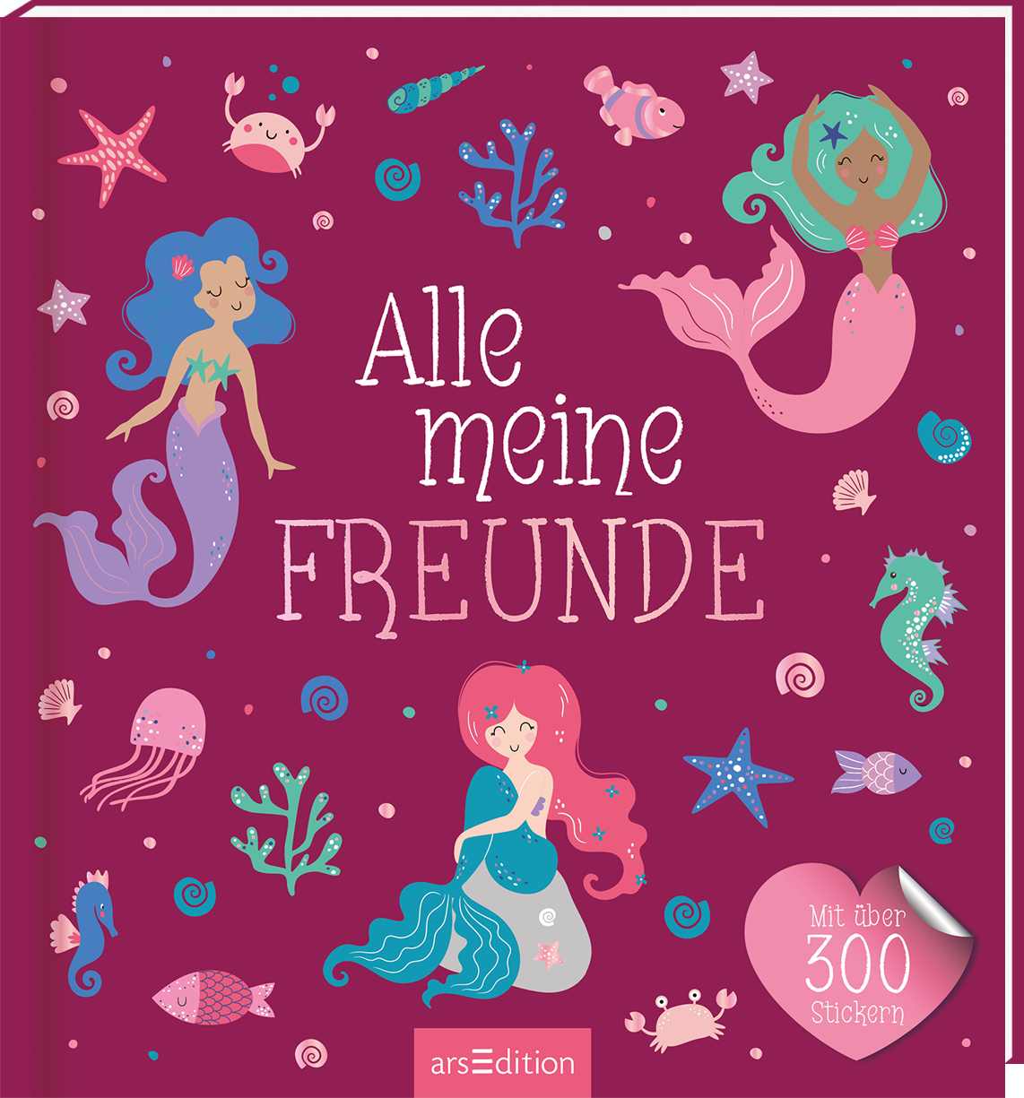 Auf dem Buchcover sind drei bunte Meerjungfrauen in unterhaltsamen Posen abgebildet, umgeben von verschiedenen Meeresbewohnern und Korallenmustern. Der Hintergrund ist in einem tiefen Violettton gehalten. Der Titel „Alle meine FREUNDE“ ist in verspielter, weißer Schrift attraktiv gestaltet. Unten rechts befindet sich ein rosa Herz mit dem Text „Mit über 300 Stickern“. Ganz unten mittig steht der Logoschriftzug von arsEdition.