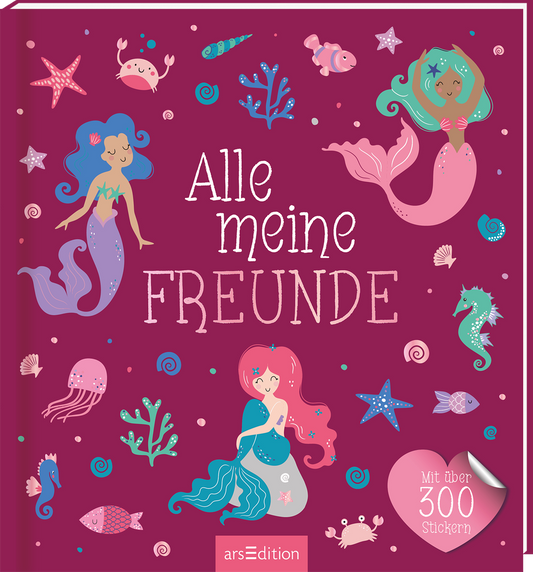 Auf dem Buchcover sind drei bunte Meerjungfrauen in unterhaltsamen Posen abgebildet, umgeben von verschiedenen Meeresbewohnern und Korallenmustern. Der Hintergrund ist in einem tiefen Violettton gehalten. Der Titel „Alle meine FREUNDE“ ist in verspielter, weißer Schrift attraktiv gestaltet. Unten rechts befindet sich ein rosa Herz mit dem Text „Mit über 300 Stickern“. Ganz unten mittig steht der Logoschriftzug von arsEdition.